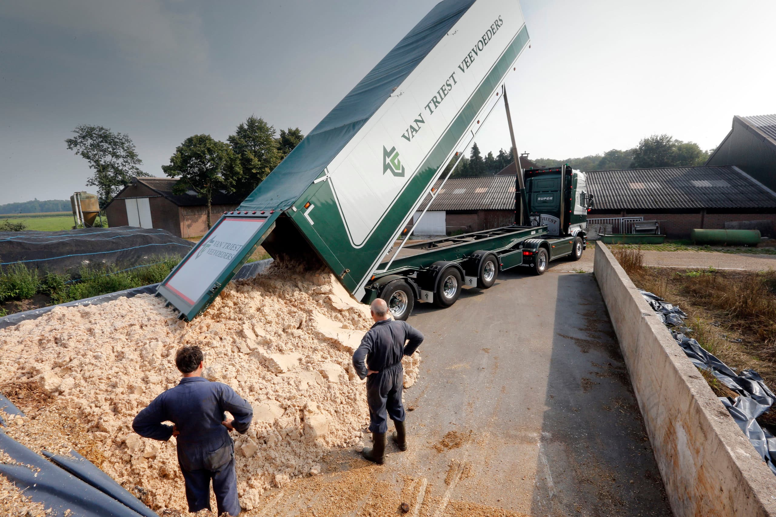 Lossen van aardappelpersvezels op een melkveebedrijf. - Foto: Bert Jansen