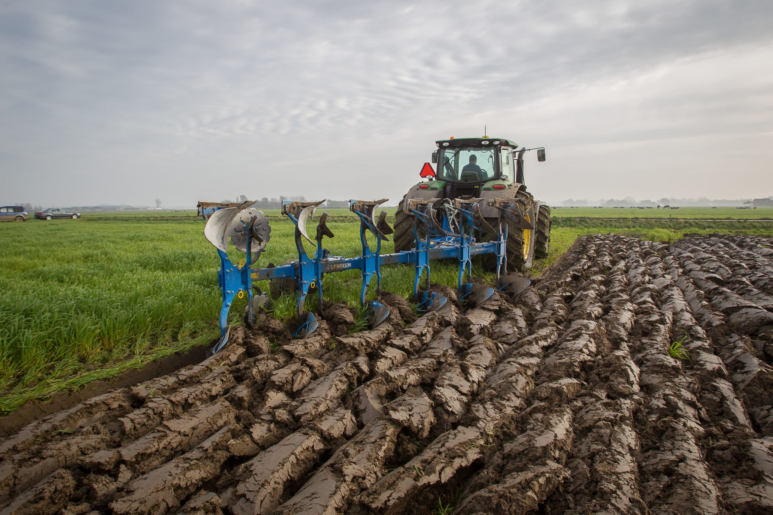 Op wintervoor ploegen van  zware klei in Zuid-Holland