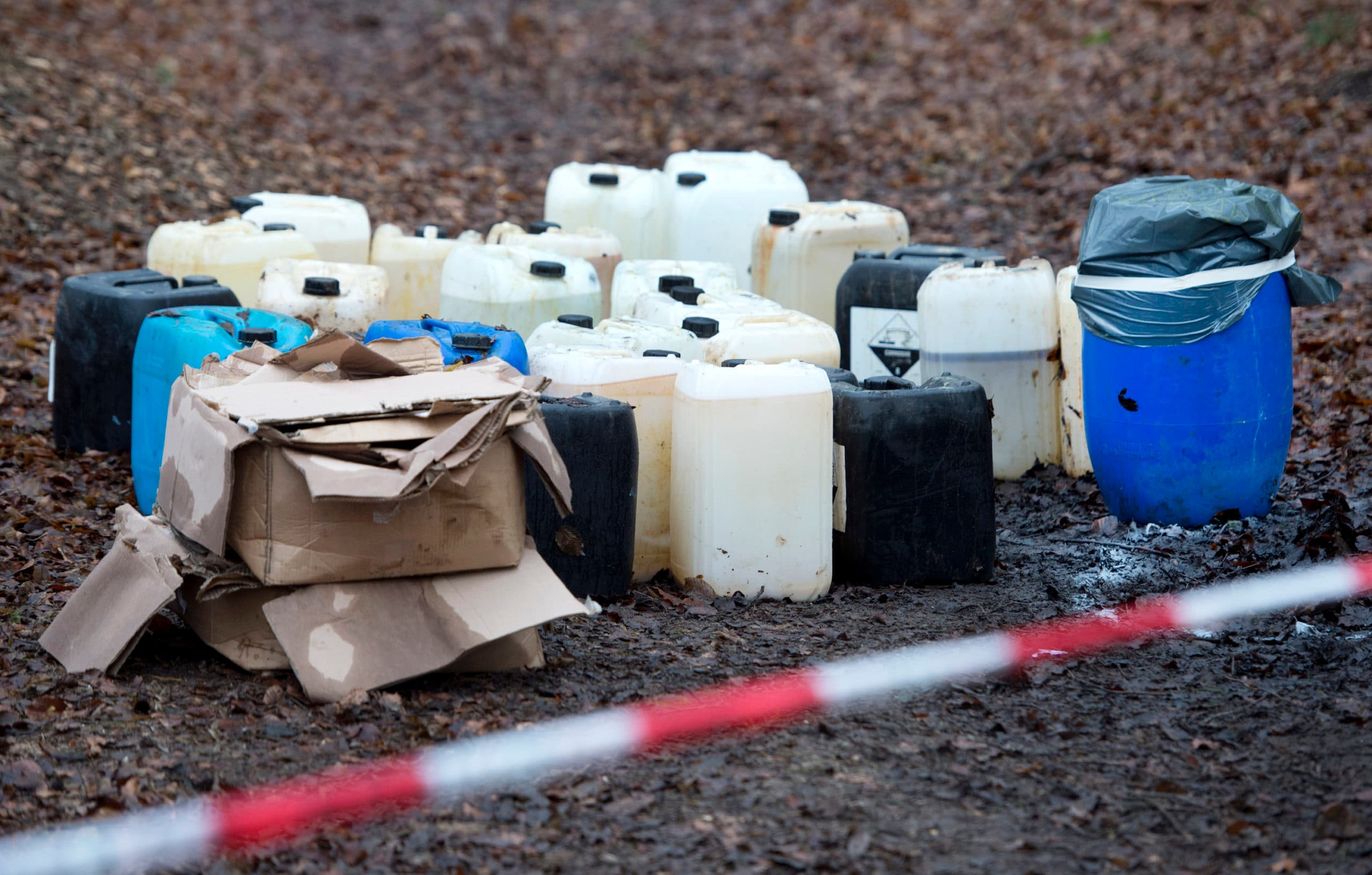 Vaten met drugsafval, in een niet-gerelateerde zaak - Foto: ANP