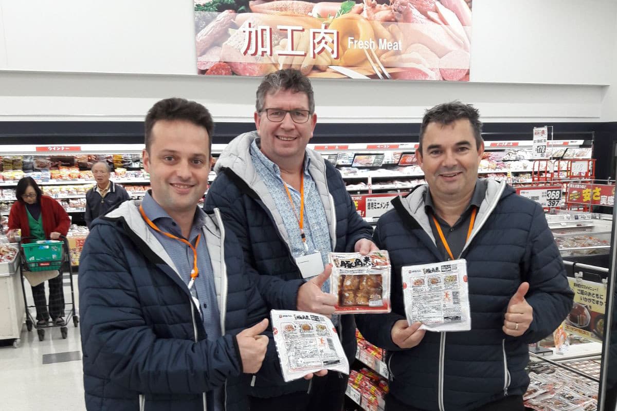 Drie varkenshouders tonen trots Nederlands vlees in Japanse supermarkt - Foto: Marko van Asten