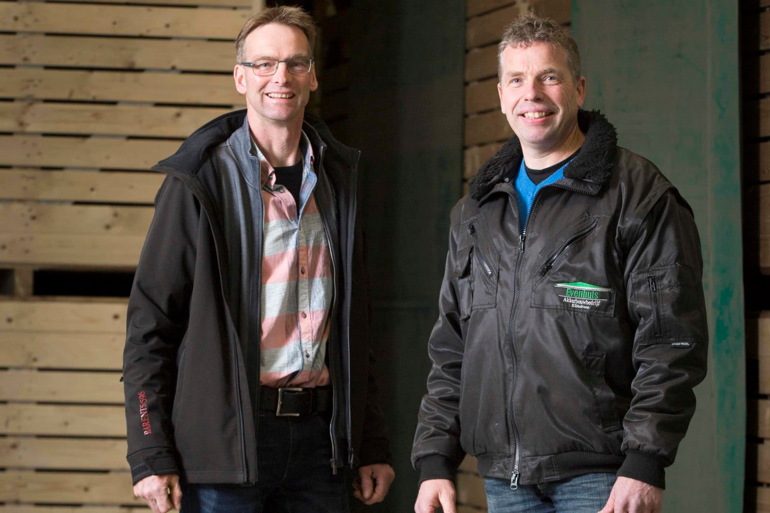 Akkerbouwer Ger Evenhuis (rechts) en melkveehouder Bert Wilting ruilen al 20 jaar grond met elkaar. - Foto: Koos Groenewold