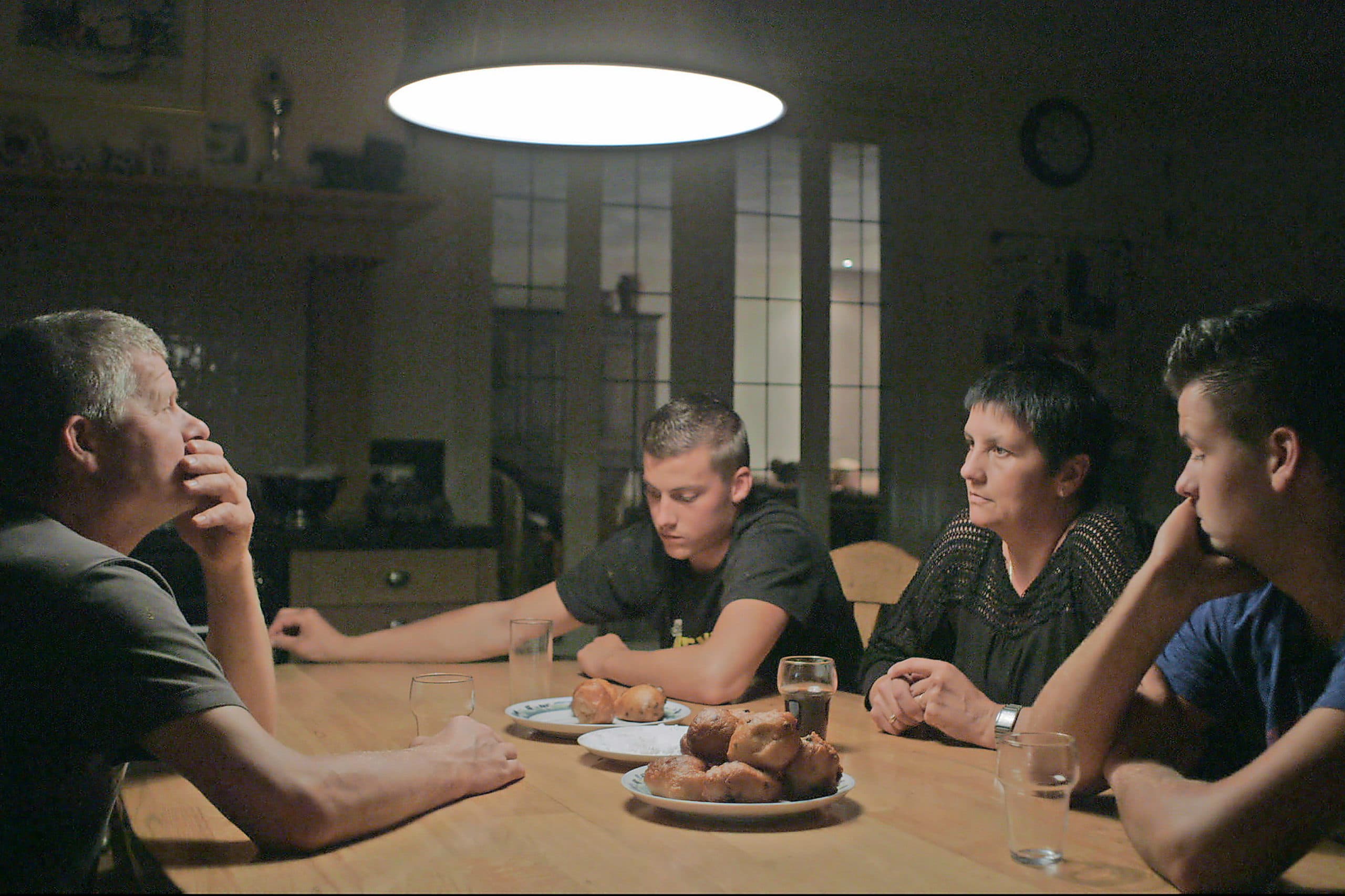 Scene uit de documentaire: Johan van Rijthoven (links) met zijn familie. Foto: Still uit Het Mysterie van de melkrobots
