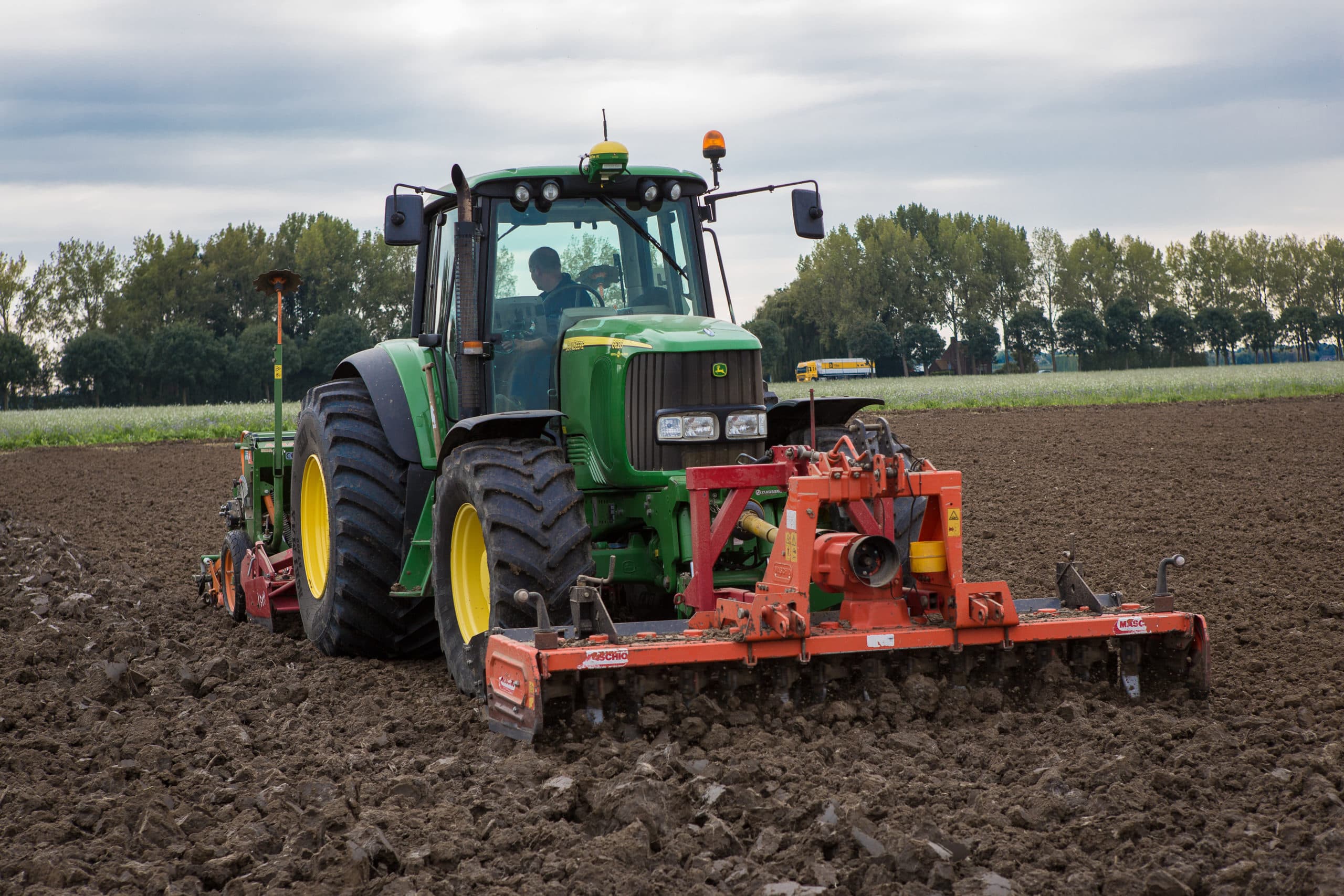 Zaaien van wintertarwe. Het zaaiwerk ligt overal op schema. - Foto: Peter Roek