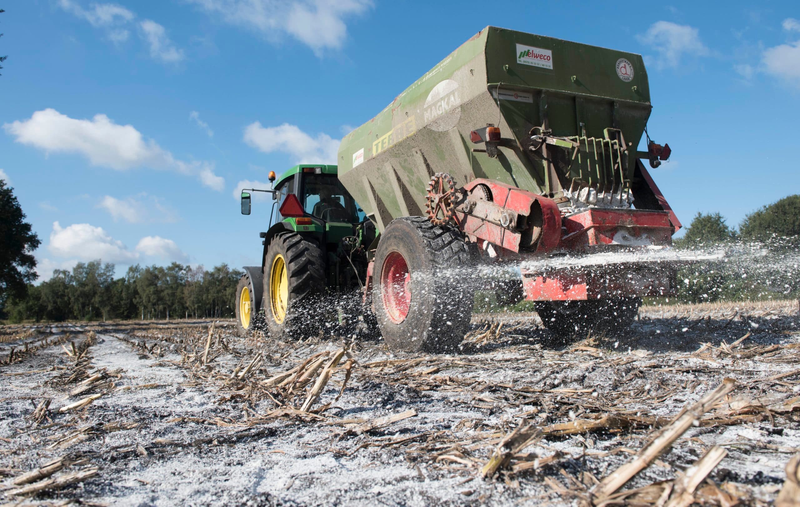 Loonbedrijf Elkweco-Medo uit Exel (Gld.) strooit kalk op een perceel van melkveehouder Ouden Ampsen in Laren (Gld.). Kalk wordt gebruikt om de zuurgraad van de bodem te verbeteren Foto: APA Foto