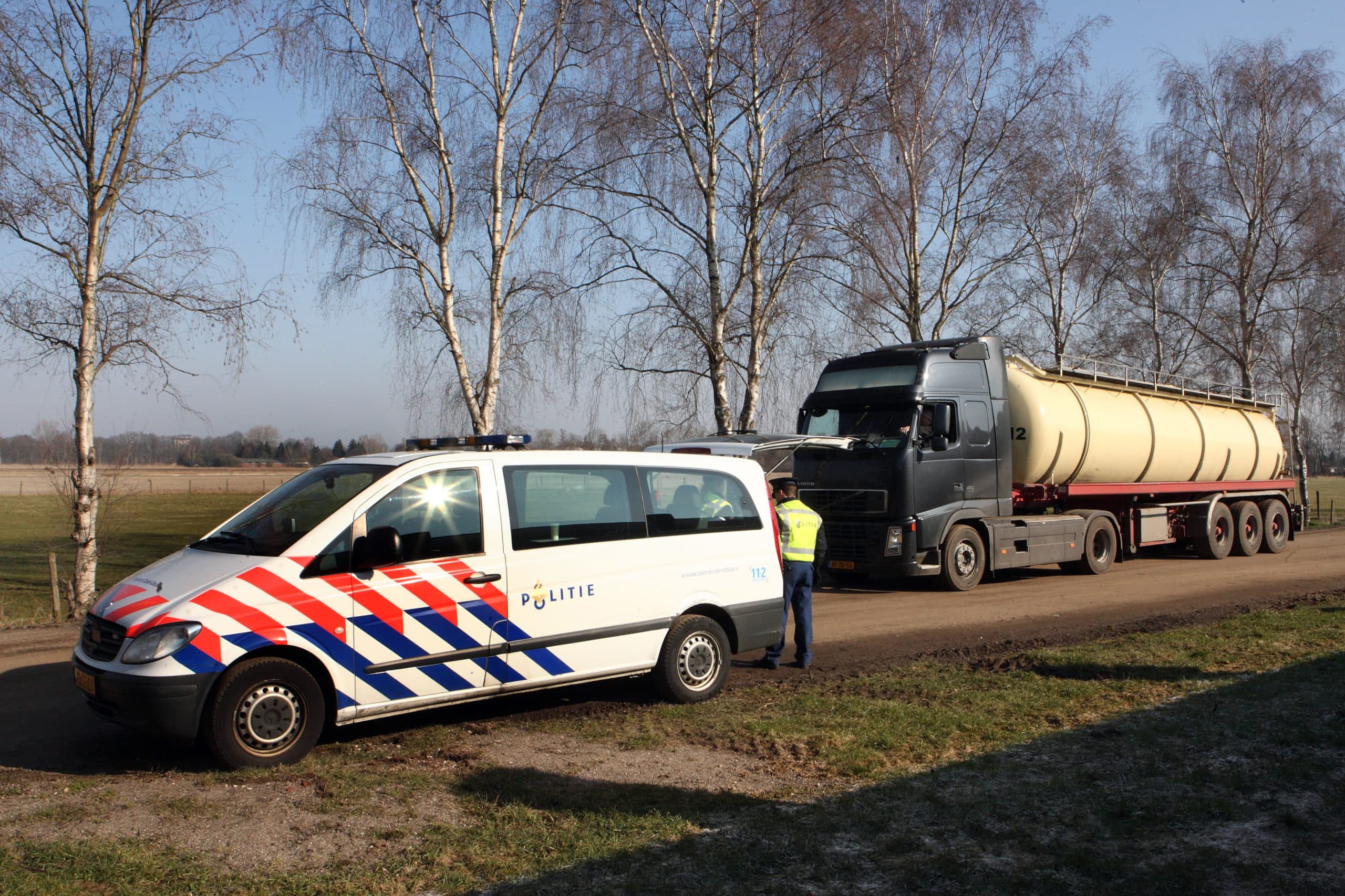 Politie-inval bij bedrijf dat verdacht werd van mestfraude, in 2010 (archiefbeeld). - Foto: Bert Jansen