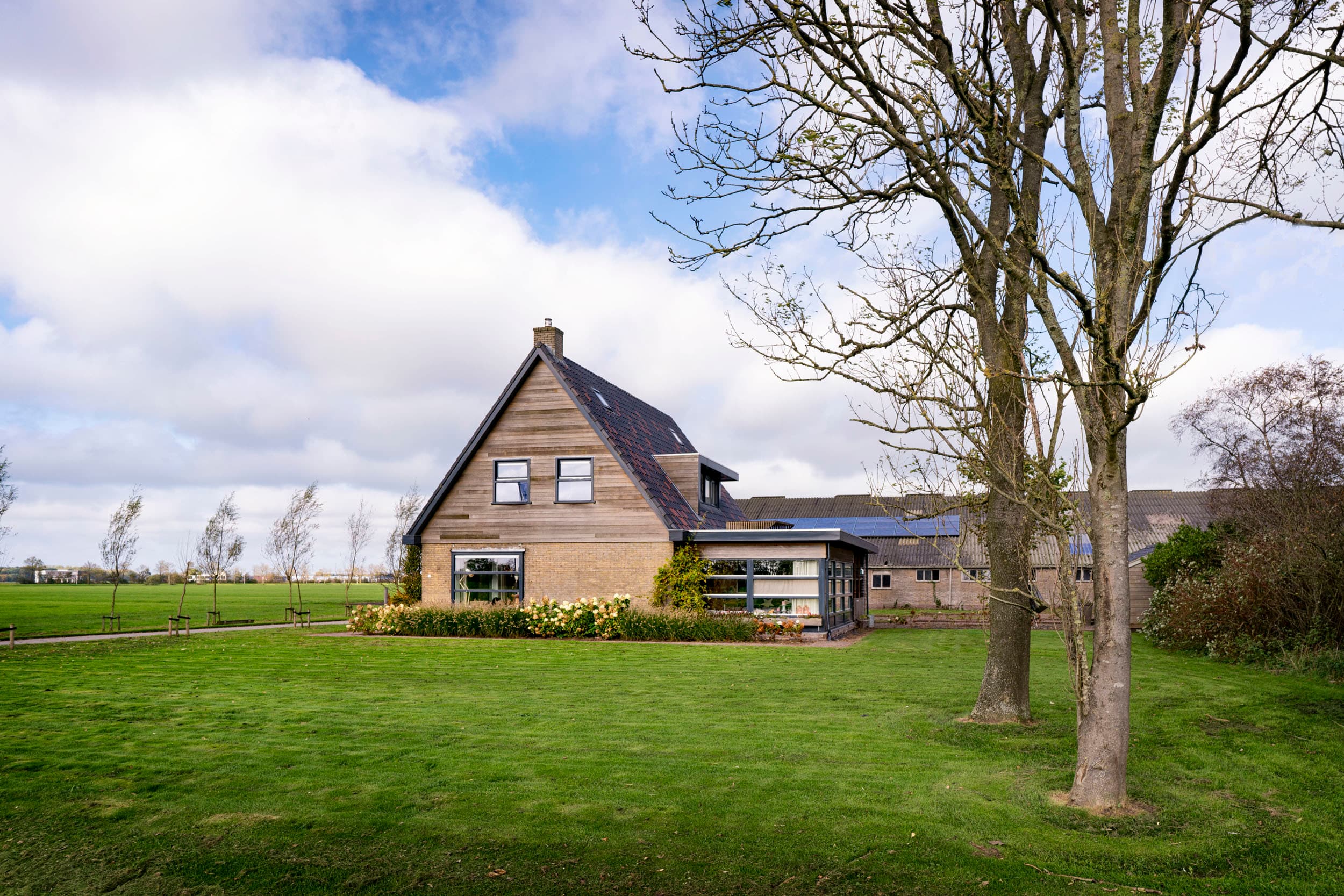 Het woonhuis stamt uit 1978, maar is in 2006 grondig gerenoveerd en vergroot. De woning oogt hierdoor - zeker van binnen - bijna als nieuw en telt onder meer 6 slaapkamers en 2 badkamers. Voor meer informatie: Havinga Makelaardij, Briltil (Gr.).