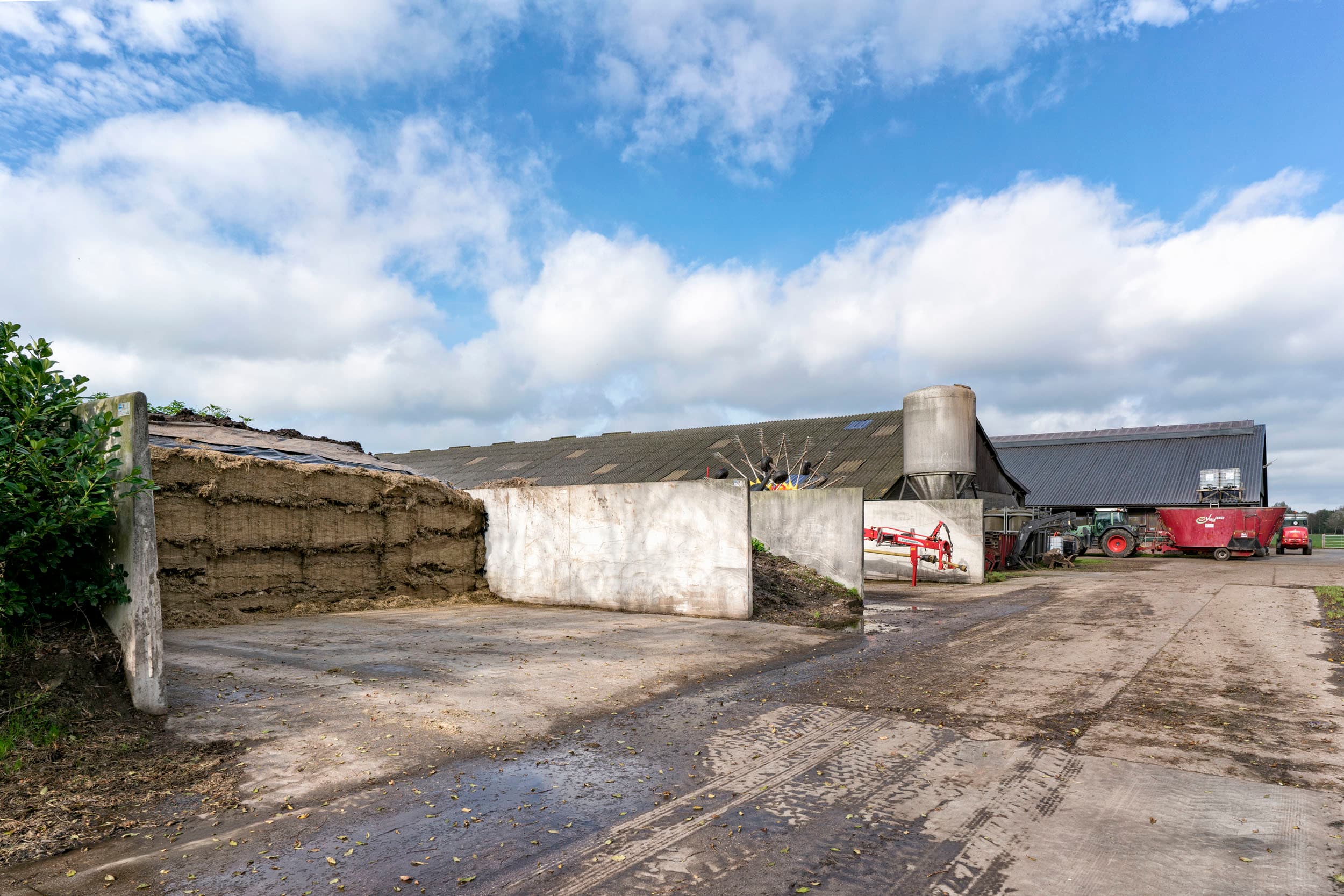 Het bouwblok is 1,8 hectare groot en is voor twee derde benut. Er is eventueel ruimte voor een tweede grote stal. De huidige NB-vergunning voorziet in 190 melkkoeien en 100 stuks jongvee. Dat is evenveel als op de peildatum van 2 juli 2015.