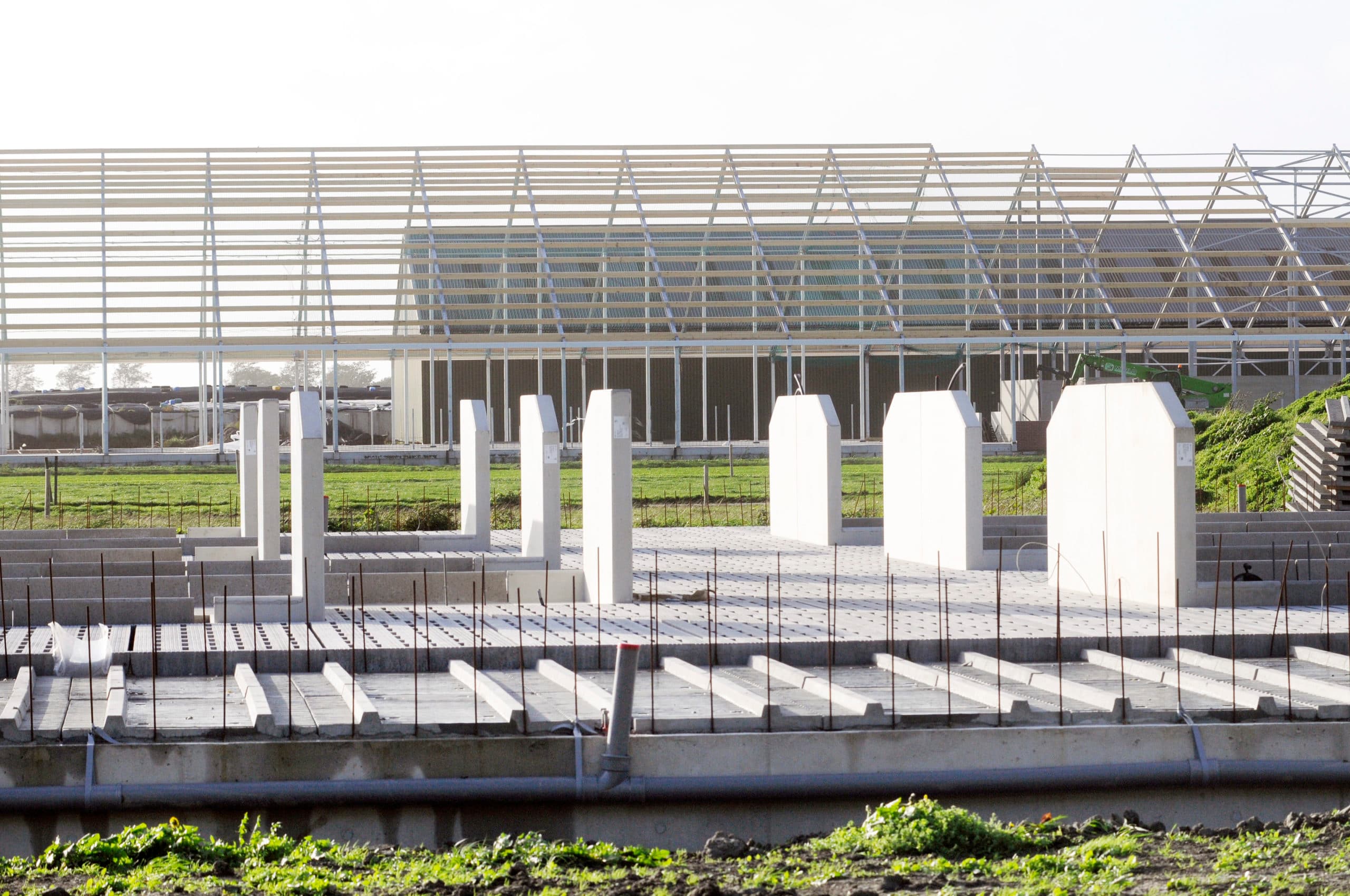 Nieuwbouw van een ligboxenstal. Politiek Den Haag blijft het aan banden leggen van de uitbreiding van de veesector voor zich uitschuiven. - Fotostudio Wick Natzijl