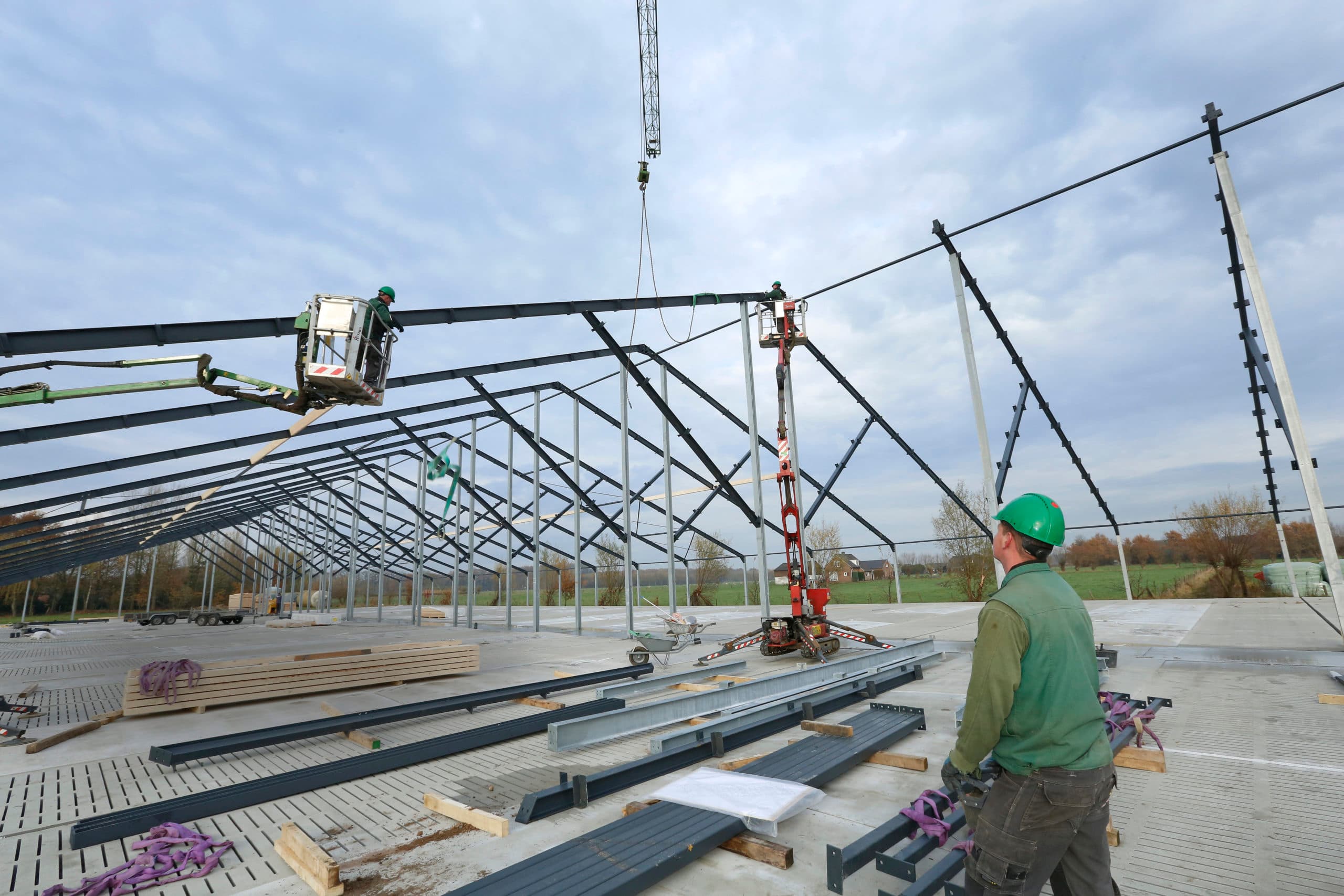 Varkensstal in aanbouw. Varkenshouders die door willen, hebben belang bij goedkope varkensrechten. Zij investeren liever in duurzame oplossingen zoals mestverwerking.- Foto: Henk Riswick