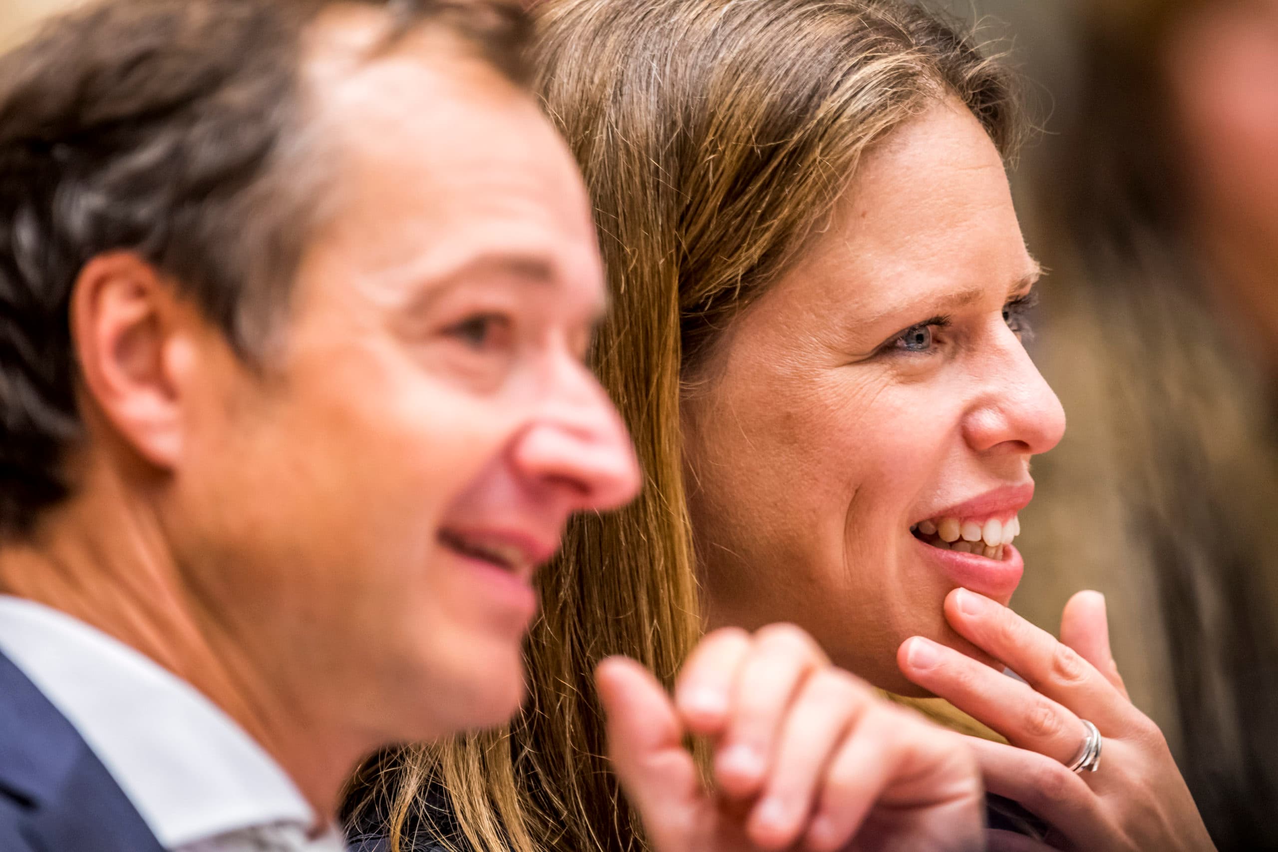 Eric Wiebes, minister van Economische Zaken en Klimaat, en Carola Schouten van Landbouw, Natuur en Voedselkwaliteit tijdens een plenair debat in de Tweede Kamer over de regeringsverklaring. - Foto: ANP