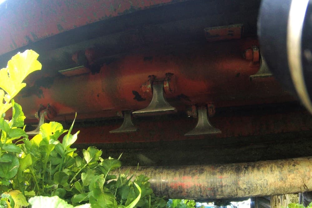 De Zeeuw ploegde eerst met zeven scharen, dit jaar is er een schaar bijgezet om de werkbreedte te vergroten. De werkbreedte is nu precies drie meter. Het hele trekkerspoor wordt zo in een keer omgeploegd. Op het gps-scherm is de capaciteit af te lezen van 1,8 hectare per uur, maar volgens Arnoud is met keren op de kopakker ongeveer 1,5 hectare per uur haalbaar.