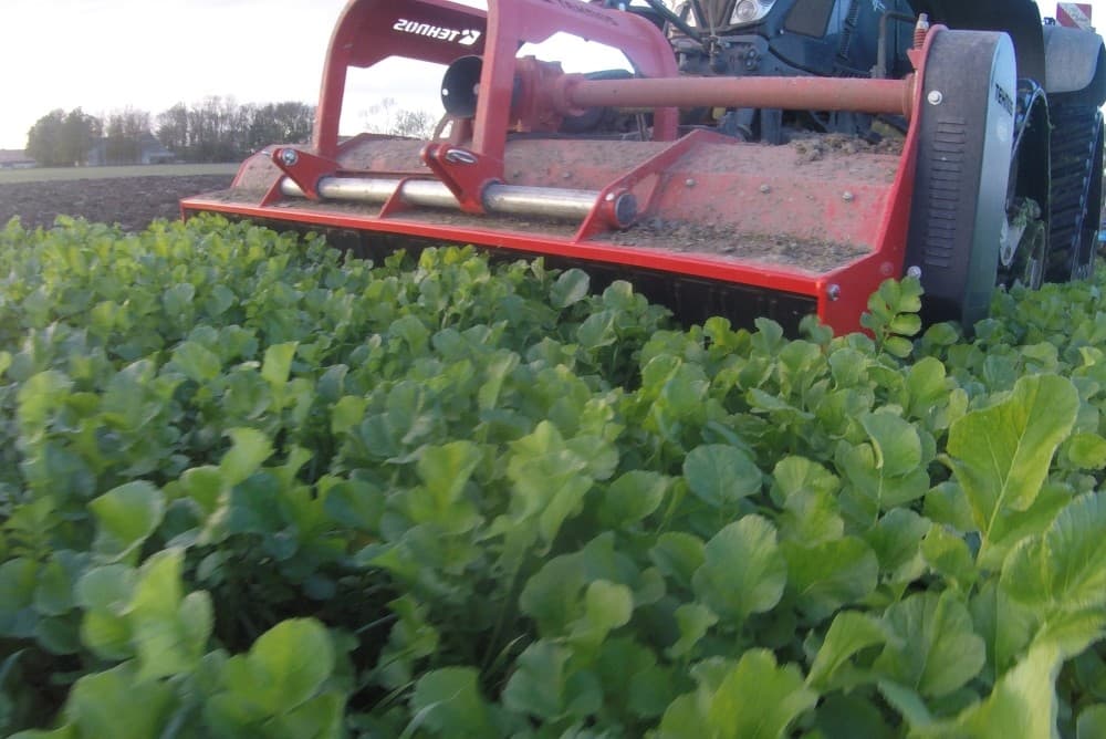 De Zeeuw heeft in een week al zo n 80 van de 300 hectare geploegd, die voor deze ploeg staan gepland.