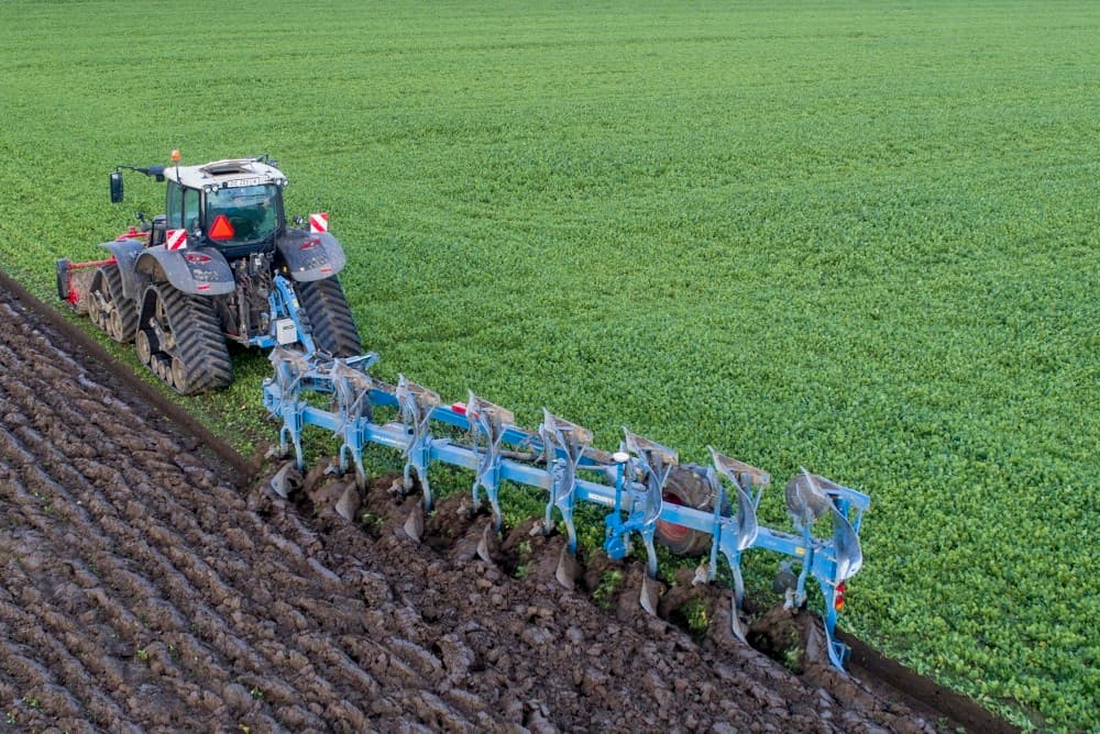 De gebroeders De Zeeuw ploegen met een Fendt 724 op Zuidberg-rupsen. Achter zijn deze 75 centimeter breed en voor 65 centimeter. In de fronthef hangt een Tehnos-klepelmaaier en achter de trekker  een 8 schaar Lemken Diamant 11 on-land-wentelploeg. - Foto's: Sytze Bakker