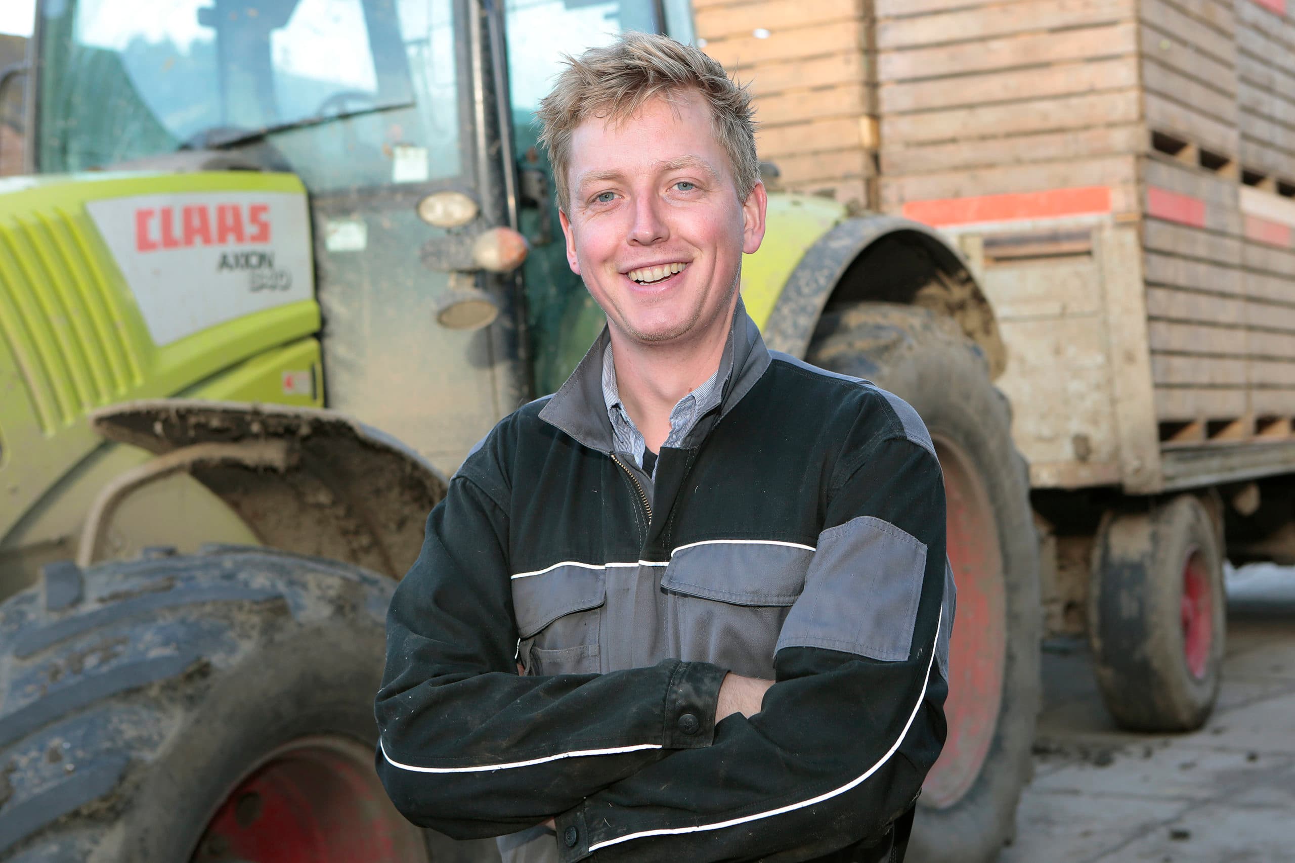 Daniël Schuijlenburg heeft nu 3 jaar mycorrhiza toegepast op proefpercelen en is erg enthousiast over het effect op uien. - Foto: Ton Kastermans