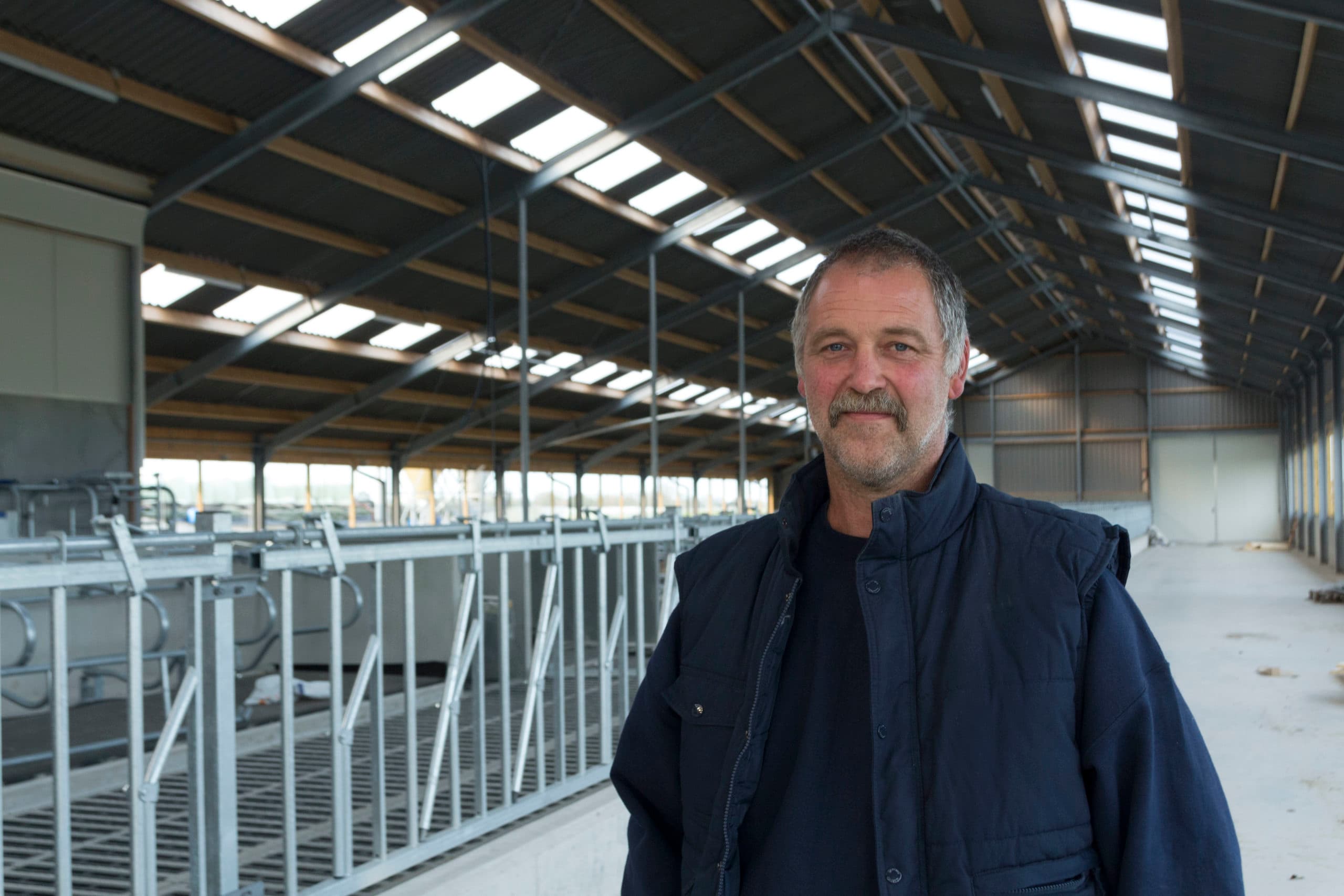 Melkveehouder Bert de Boer verplaatst zijn bedrijf naar een nieuwbouwlocatie. 10 november is er een open dag. - Foto: Galama Media