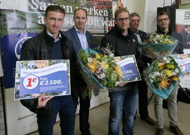 De scharen van deze ploeg zijn verlengd tot een breedvoor rister zodat met een 70 centimeter brede band geploegd kan worden.
