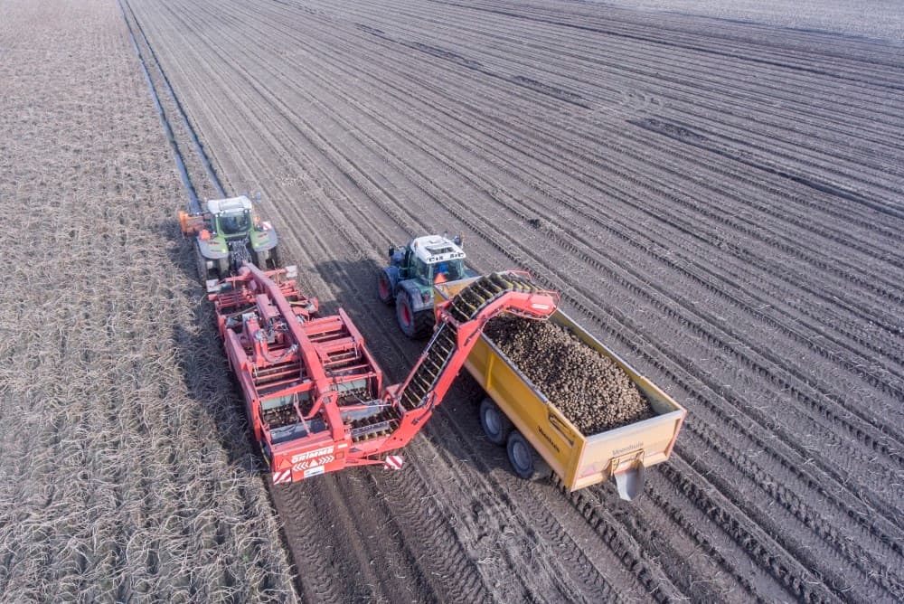 Akkerbouwers en loonwerkers werken dag en nacht door om de oogst veilig te stellen. Deze week is in Flevoland veel werk verzet.