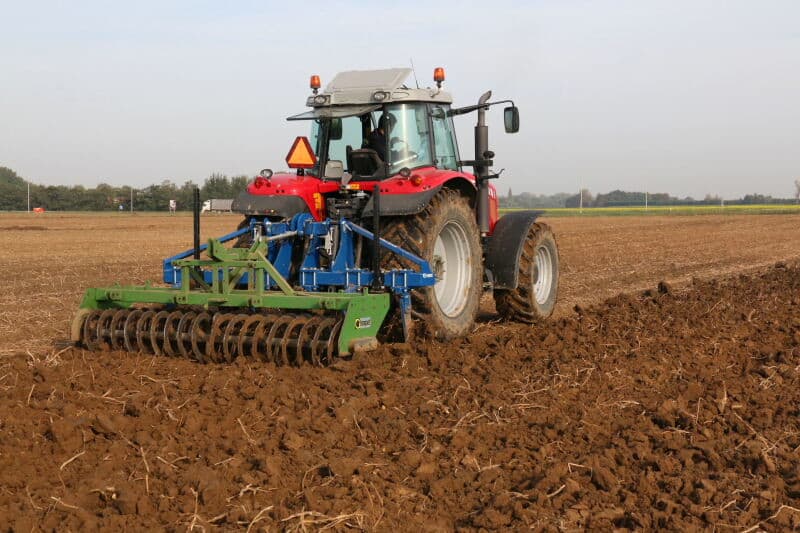 Ook landbouwbedrijf Van Es uit Nieuwe-Tonge (Zuid-Holland) zaait wintertarwe op een perceel waar dit jaar aardappelen stonden.