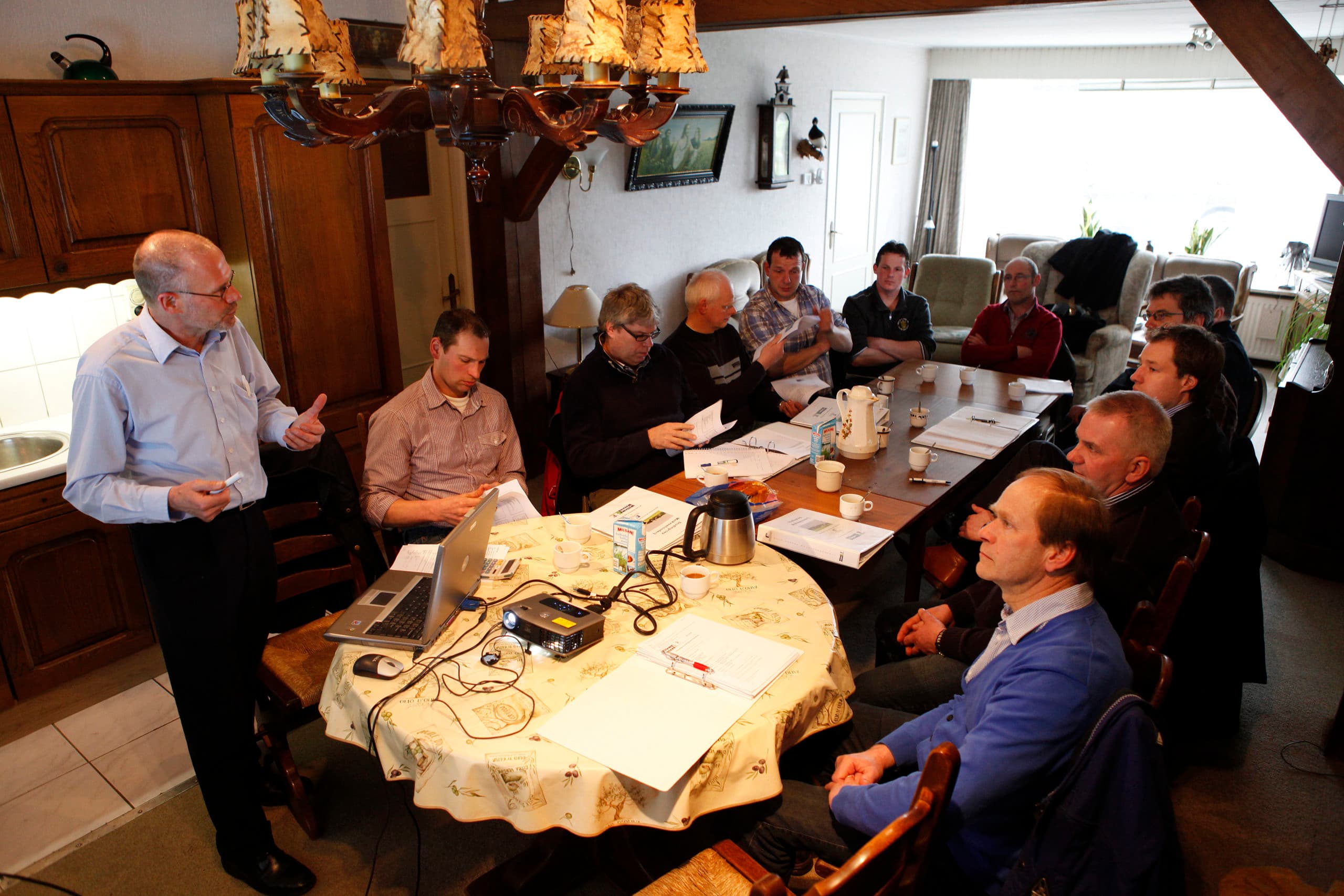 Een studieclub van melkveehouders. Dit leert scherper op de cijfers te zijn. - Foto: Hans Prinsen