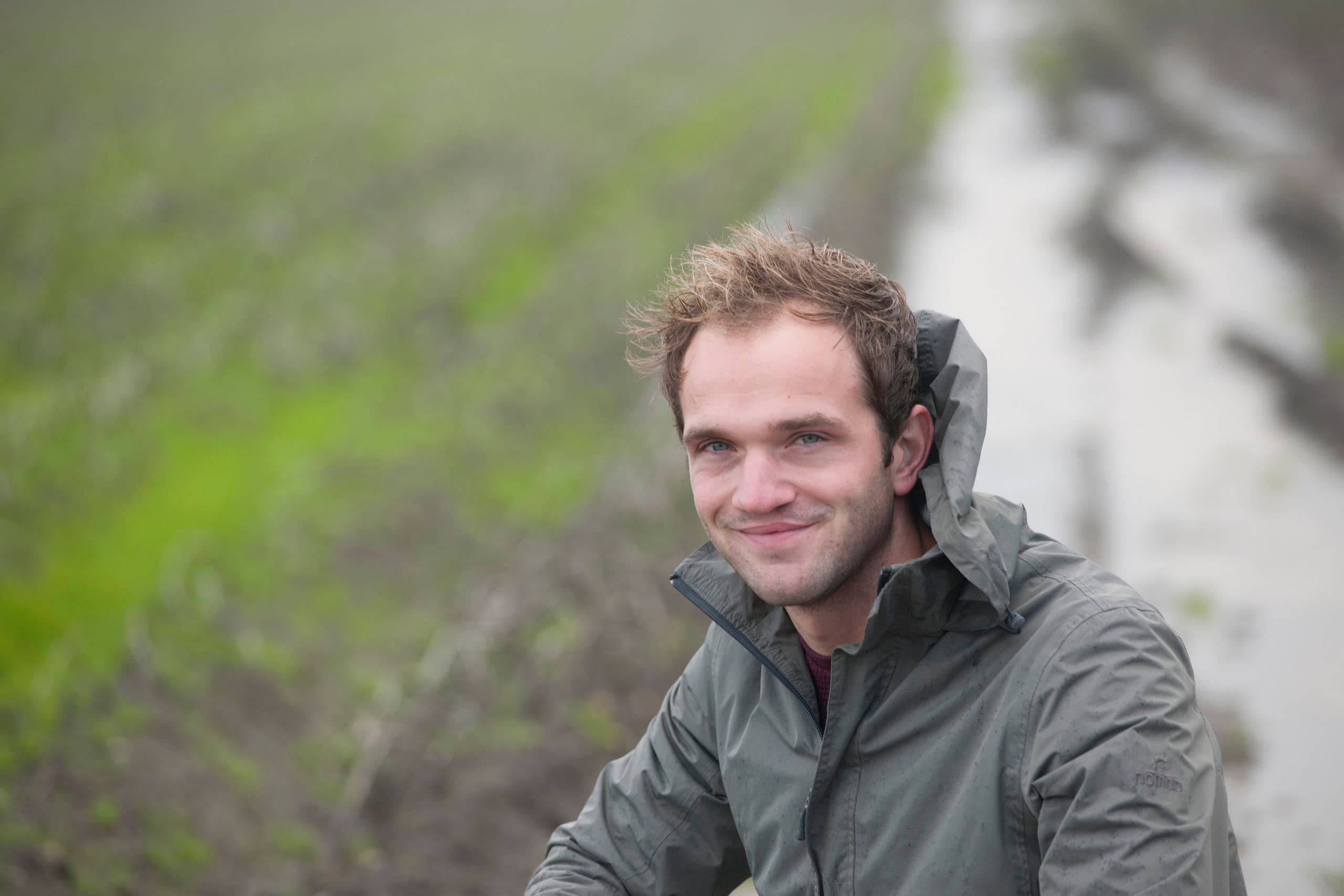 De natte weersomstandigheden hinderen akkerbouwer Kees Rezelman al enkele weken.