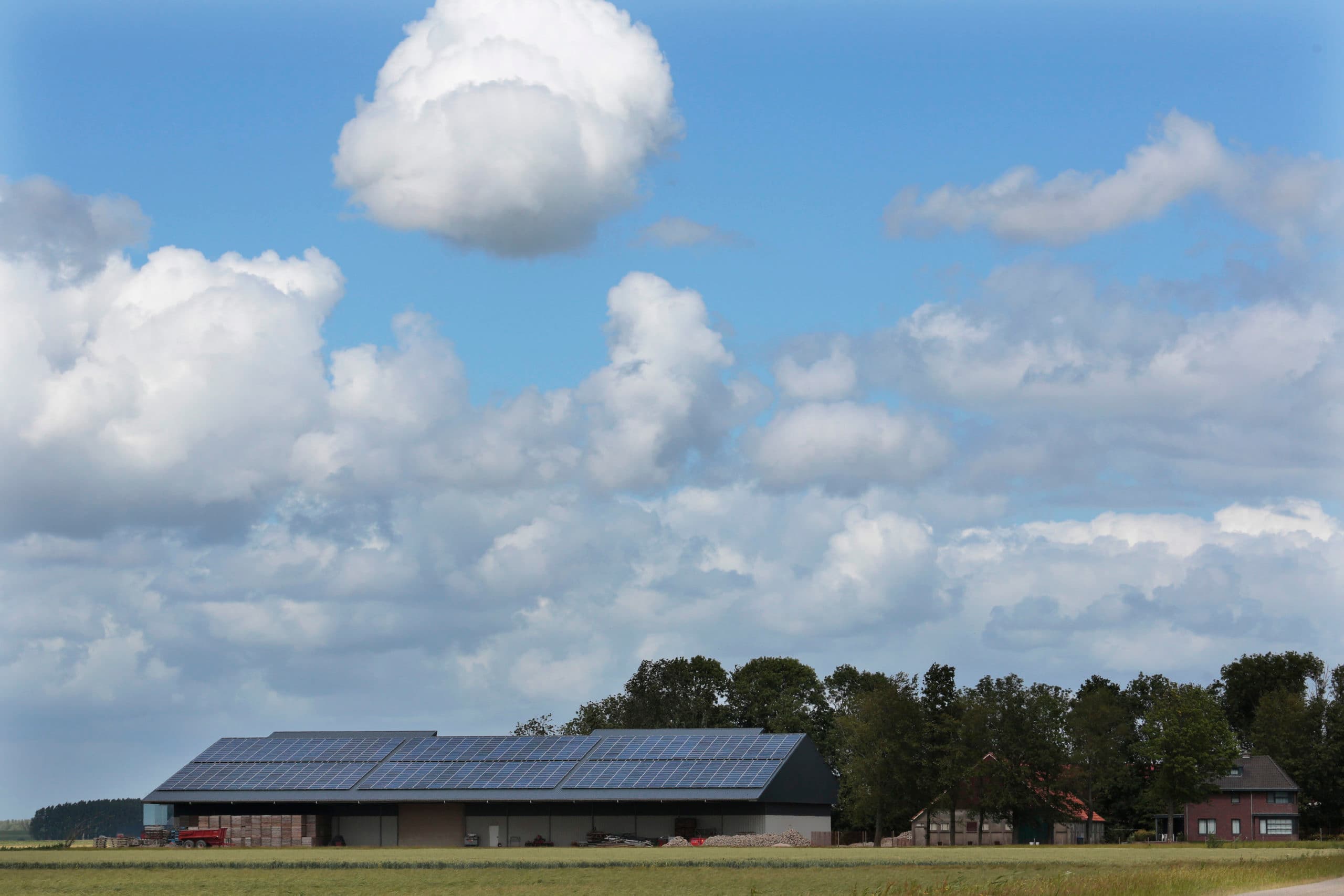 Zonnepanelen, zoals hier in Dronten, kunnen het imago van de landbouw een enorme boost geven. De landbouw zorgt voor de helft van alle duurzame energie. Foto: Kastermans Studio
