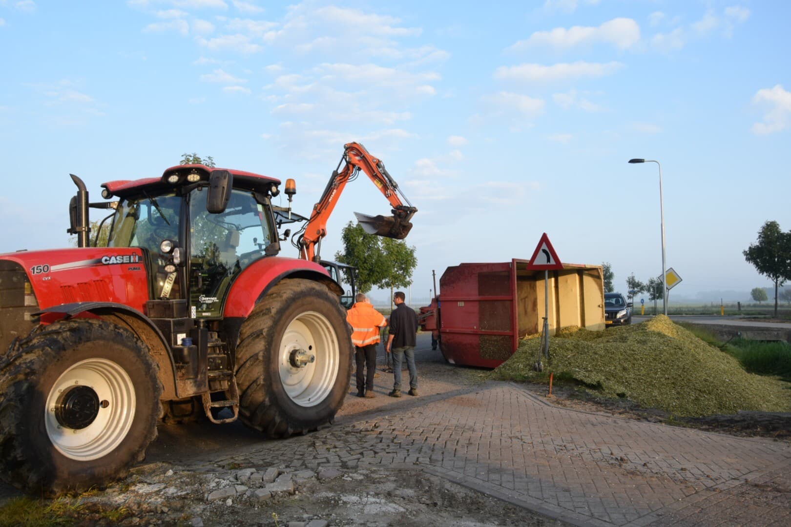 Etten-Leur - Net als de vorige foto: oogsttijd betekent extra kans op ongelukken. Deze wagen met mais kantelde, waarna de mais op de weg kwam.  (Foto: Ginopress)
