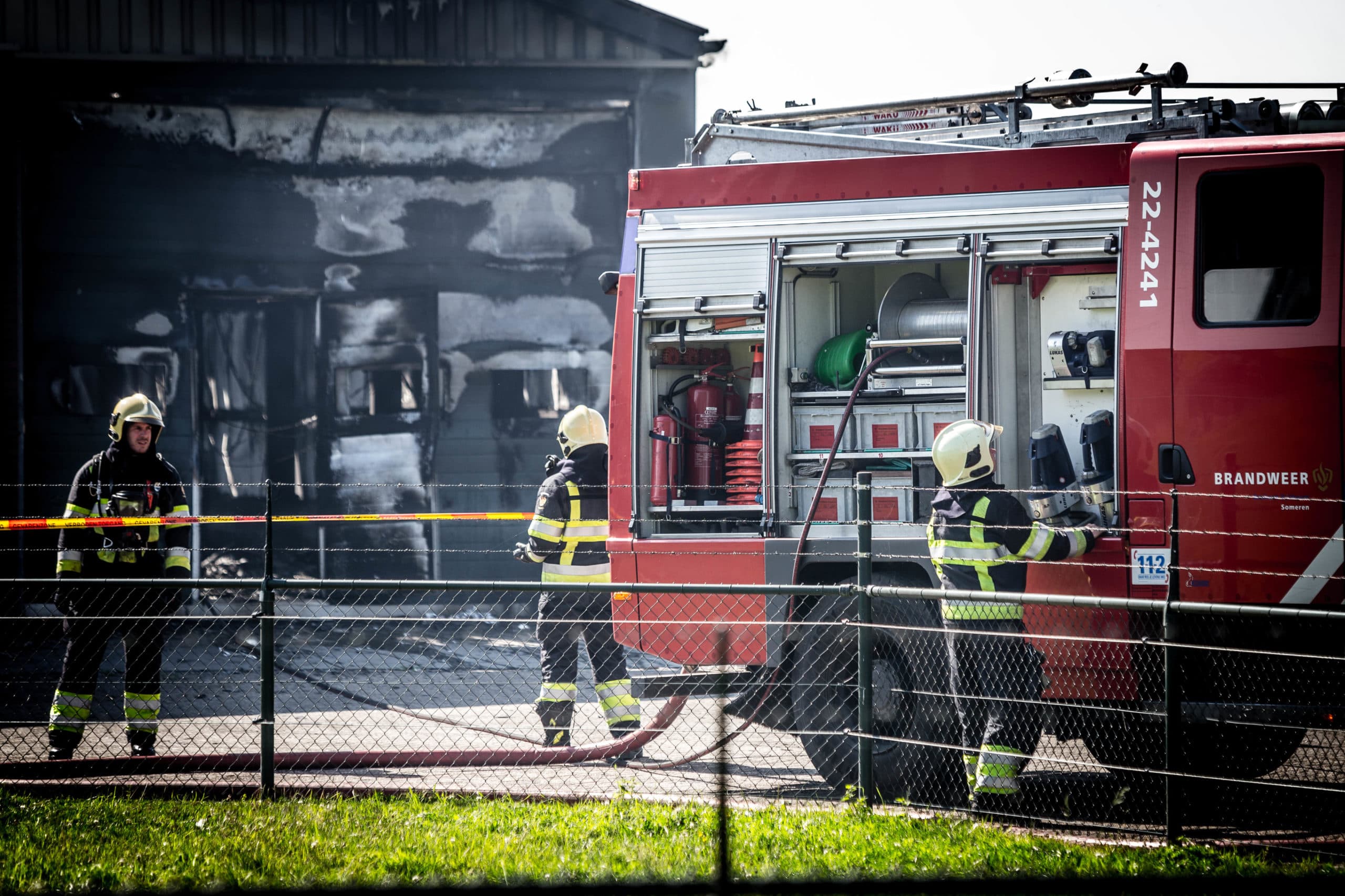 Stalbrand in Someren in september vorig jaar. Het is hoog tijd dat stallen snel brandveiliger worden. Vaak helpt daarbij al verbetering van de elektrische installatie, zegt Boele Staal. - Foto: Novum/Rob Engelaar