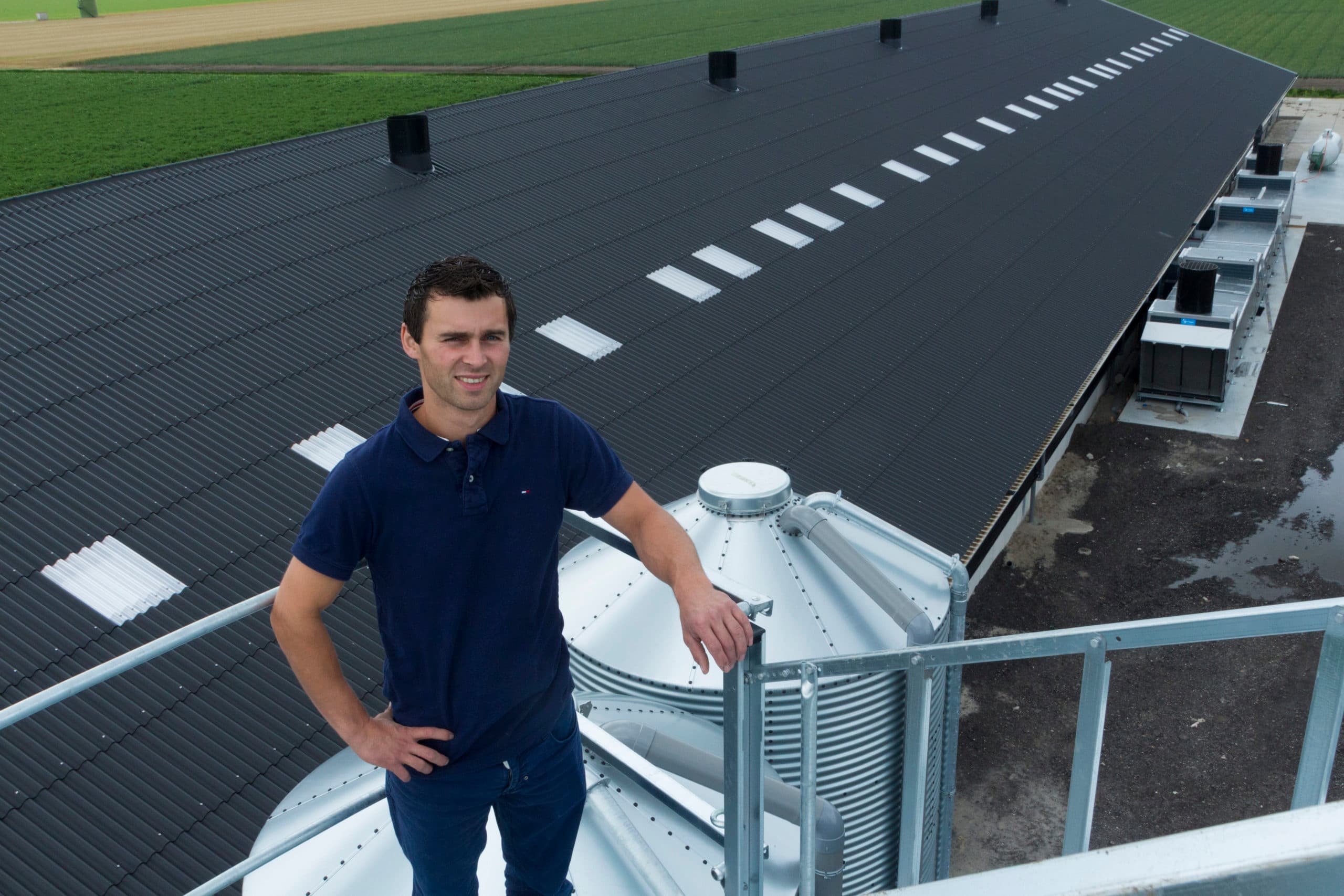 Mark van de Bunt op de graansilo. Jaarlijks is 200 tot 230 tarwe nodig voor het bijvoeren van de kuikens.