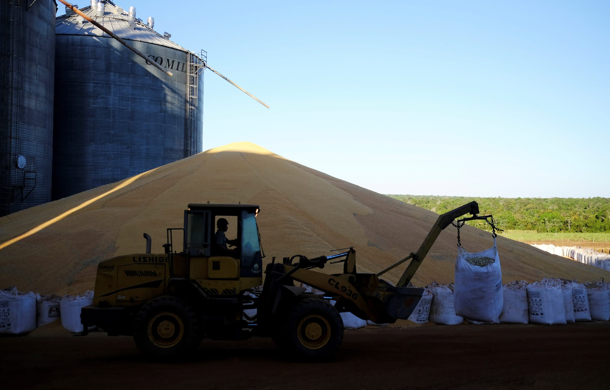 Maisopslag naast de overvolle silo's bij Sorriso in de Braziliaanse staat Mato Grosso. - Foto: Reuters