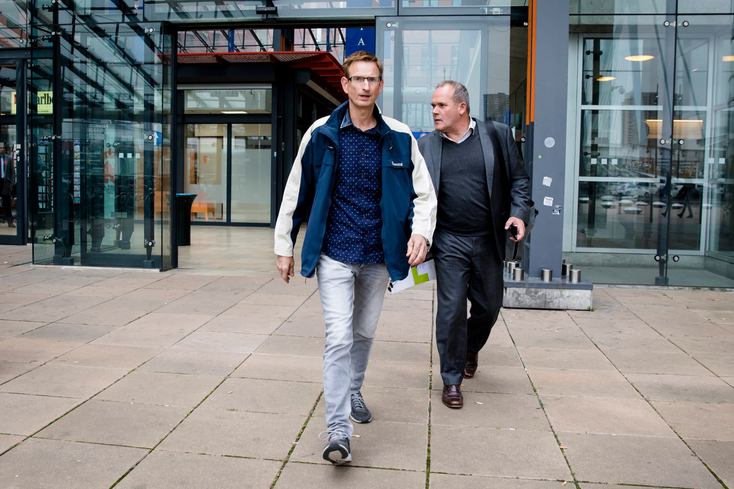 Melkveehouder Theo Sonnemans (links) en Maarten Leseman van ZLTO - Foto: ANP