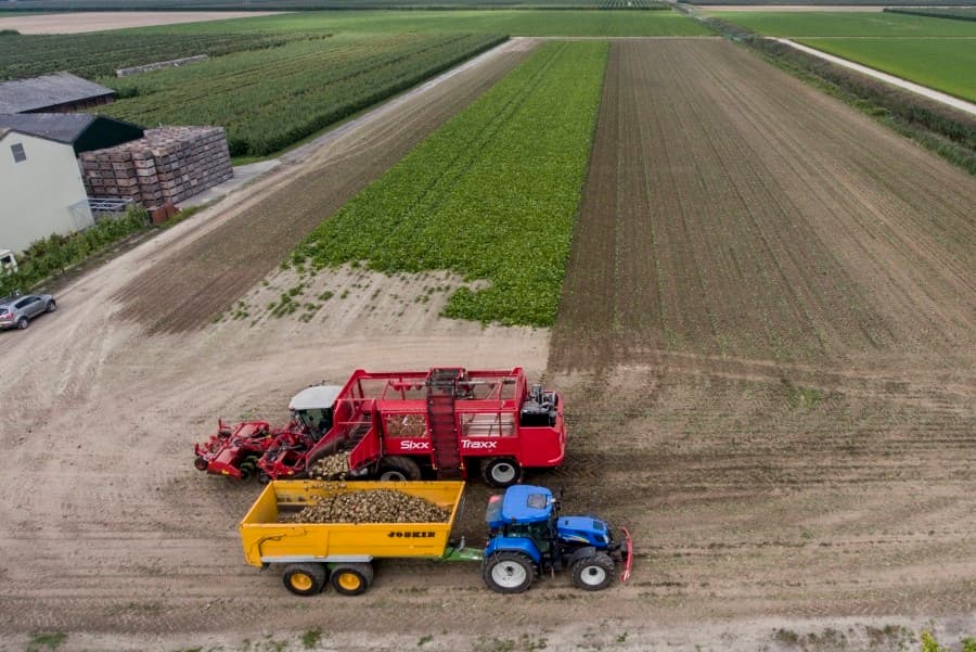 Nu het droog is, gaat de meeste grondtarra er vrij goed af en komen de bieten schoon in de bunker en schoon op de hoop.