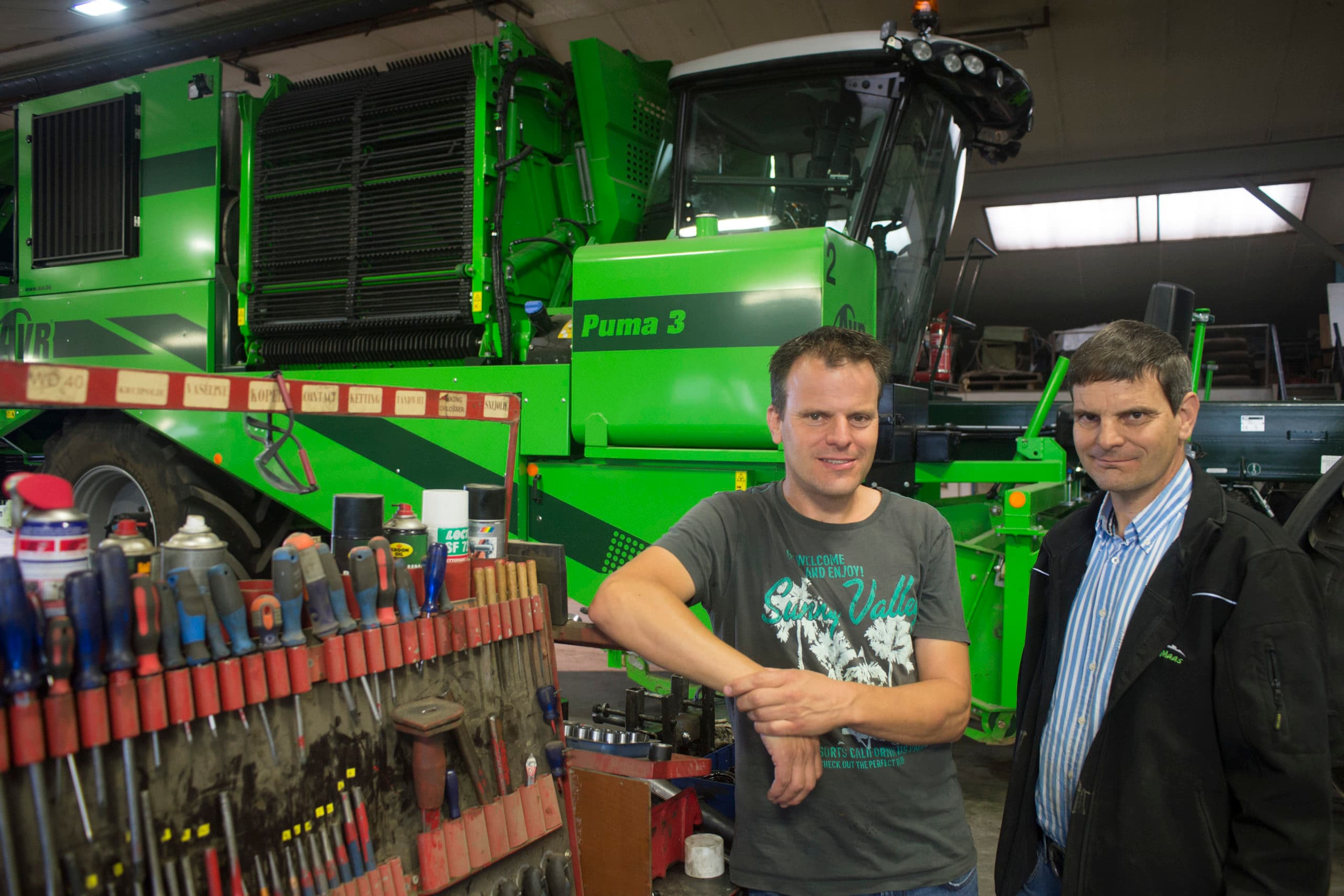 Akkerbouwers Jack (l) en Frank Maas handelen ook in landbouwmachines. - Foto: Twan Wiermans