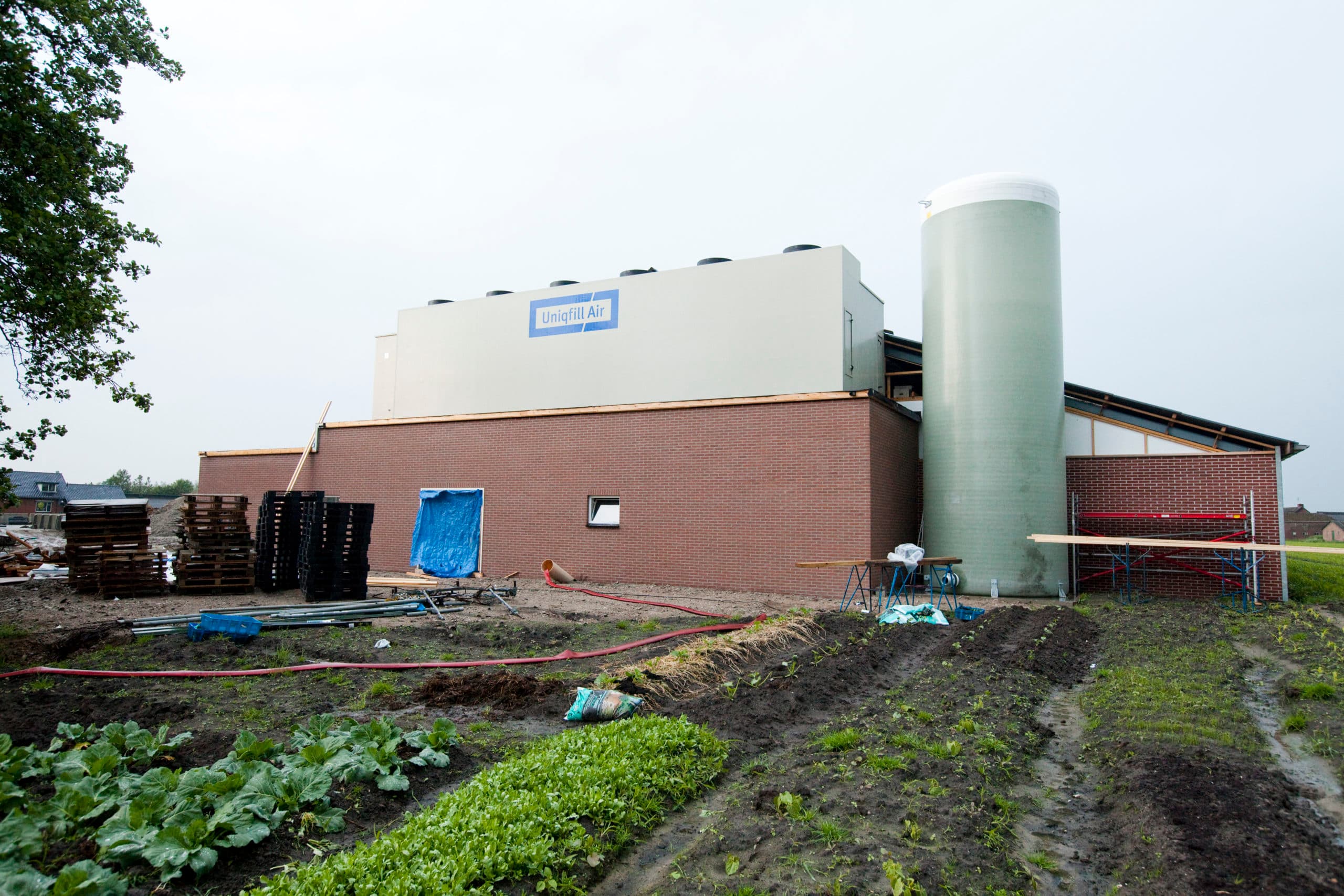 Afvalwater van de luchtwasser bleek de oorzaak van hoge biggensterfte. - Foto: Koos Groenewold