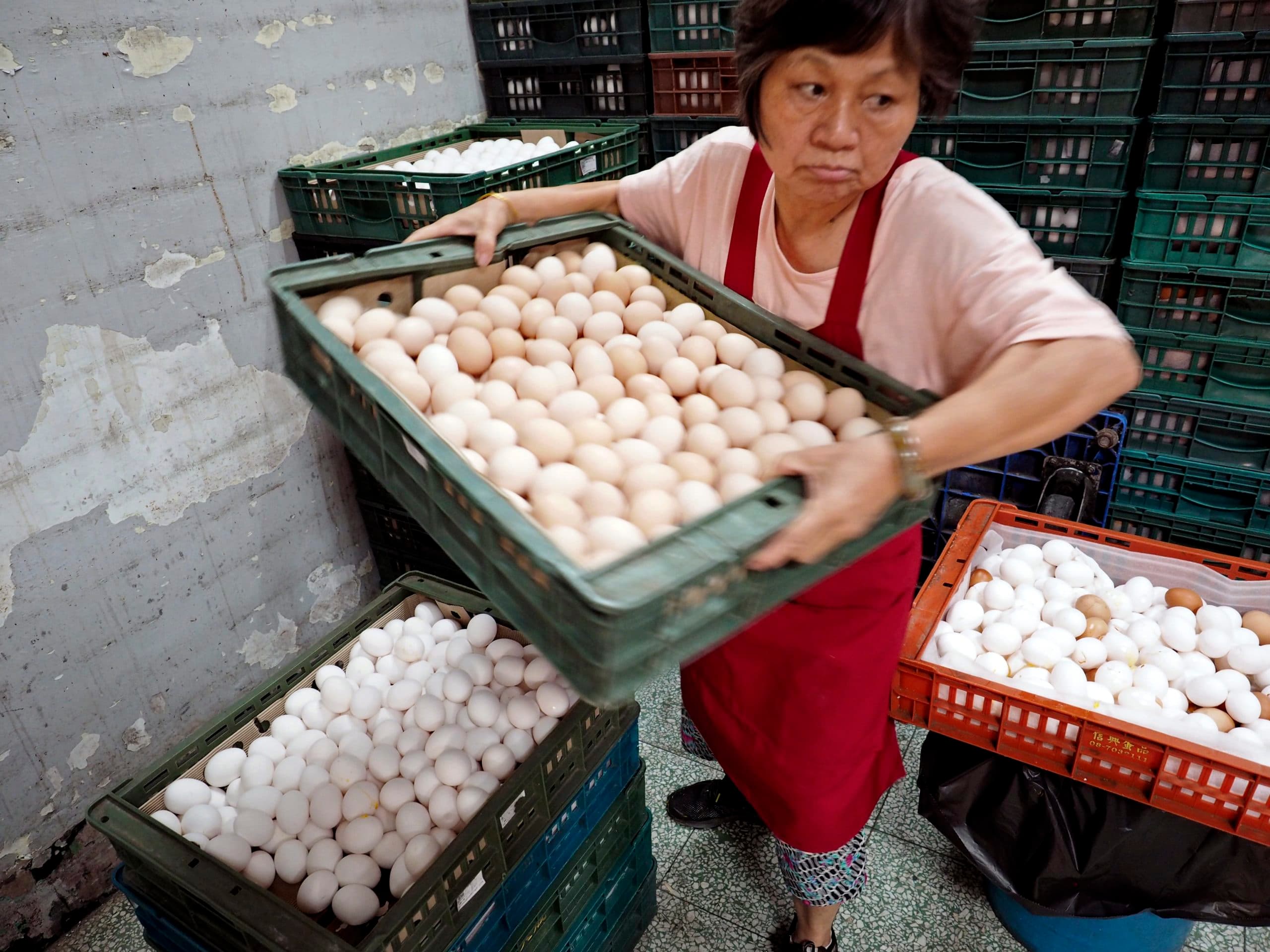 Eieren worden weggehaald bij een distributeur in Taipei nadat er fipronil in eieren is aangetroffen. Foto: EPA