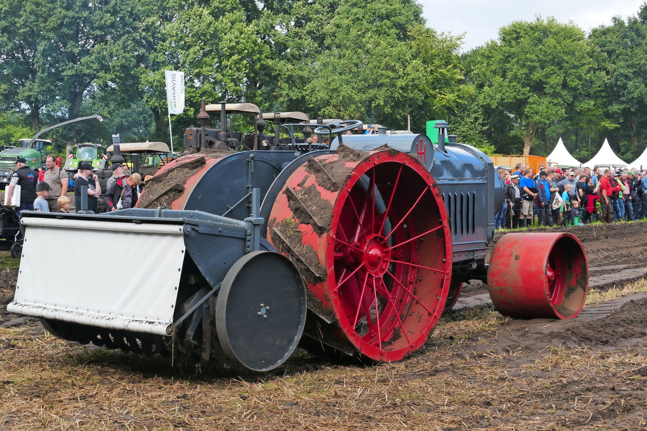 De Landbau-Motor kreeg in 1914 zijn meer definitieve vorm. Uitgerust met een 80 pk viercilinder Lanz-benzinemotor en 2 meter hoge wielen, was de Landbau-Motor al wat meer geconstrueerd als  Zugmaschine . De frees was afkoppelbaar, en op de riemschijf kon de Landbau-Motor ook een (dors-)machine aandrijven. De Eerste Wereldoorlog begon, en net als andere fabrikanten moest ook Lanz zich toeleggen op oorlogsmateriaal. De landbouwtrekker kwam op het tweede plan, maar gebaseerd op de Landbau-Motor werden in de oorlogsjaren zo n 300 stuks  Zugmaschinen  (trekmachines) aan het leger geleverd voor het verplaatsen van oorlogsmaterieel. Voor dat doel bouwde Lanz ook een variant met 120 pk motor.