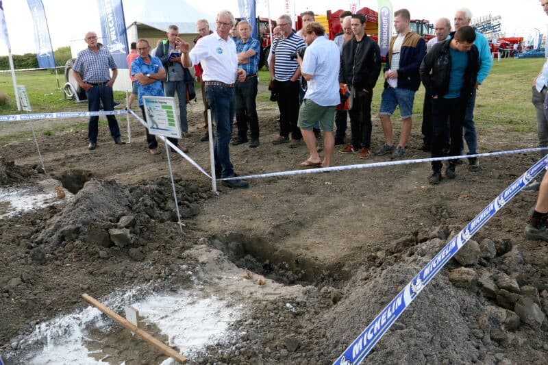 Het evenwicht wordt bewaakt door sensoren aan het eind van de spuitarmen. Daardoor kan op geringe hoogte worden gespoten, ook op glooiend perceel. Met meerdere sensoren kan elk spuitsegment aan veld- of gewasongelijkheid worden aangepast, wat onder meer drift beperkt. De spuitdoppen staan daarom op 25 centimeter, om ervoor te zorgen dat er ook op geringe hoogte een gelijkmatige neveldichtheid is.