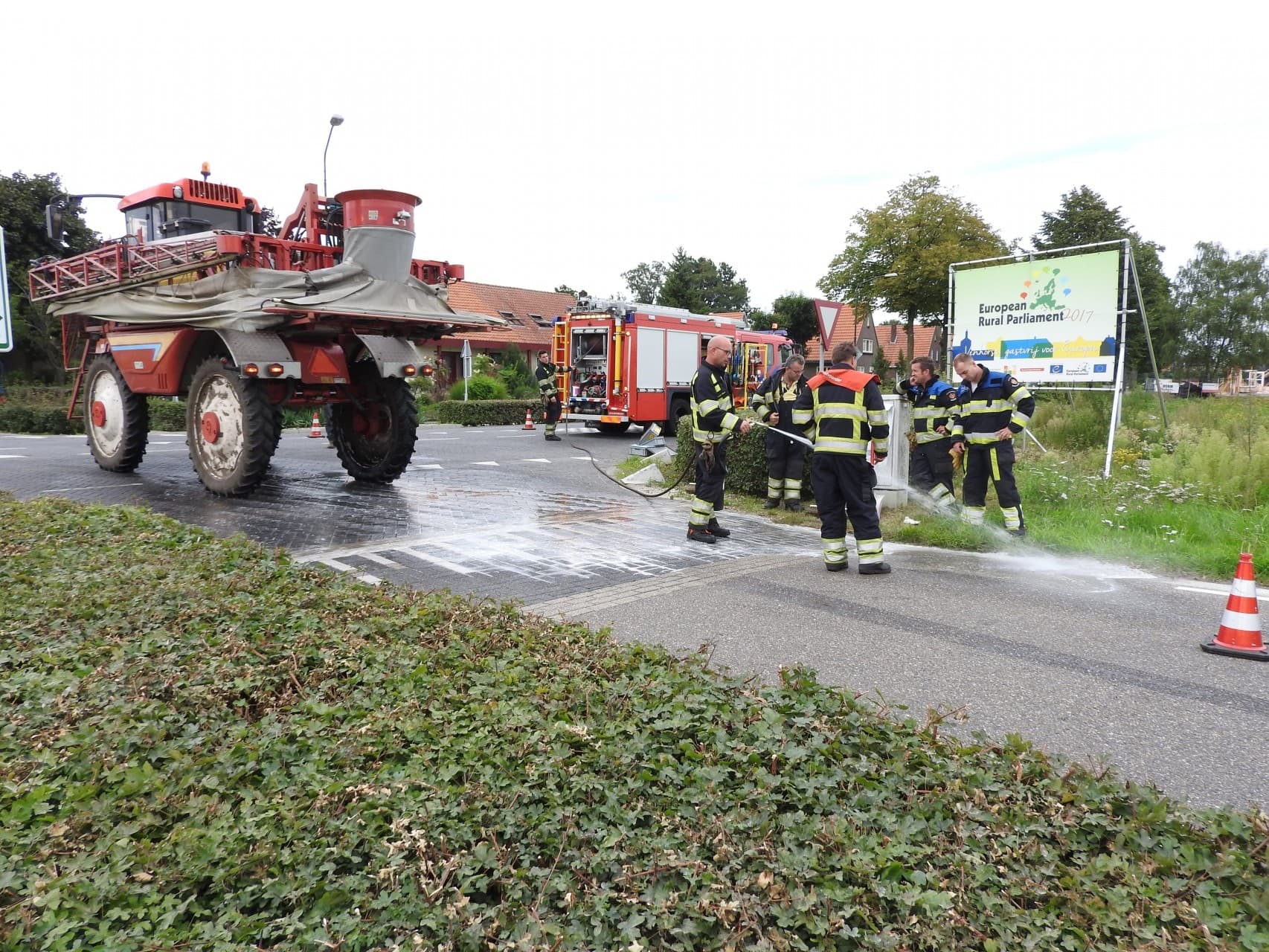 Deze foto, vrijgegeven door ruimtevaartorganisatie Nasa, toont iets dat voor kort onbestaanbaar leek: bosbrand op Groenland. Bos is een groot woord, waarschijnlijk gaat het om verdorde struiken en dwergberken. Groenland beleeft een erg droge zomer. Vermoedelijk zijn rendierjagers de oorzaak van de brand. Foto: ANP