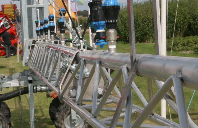 Ook het toepassen van beregeningswater kwam aan de orde. Het plenzen met water zoals met een sproeikanon gebeurt, is met name voor een kiemend gewas niet ideaal. In dergelijke gevallen kan beregenen met een sproeiboom al een verbetering zijn. LMB van den Ende was er met een Silver Rain-sproeiboom. Hiermee kan tot een breedte van 80 meter worden beregend.