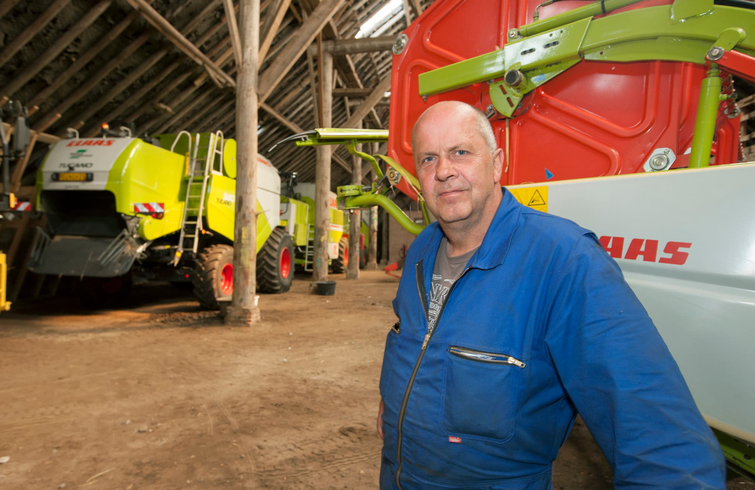 Akkerbouwer Hendrik Luth teelt 13 hectare zomergerst. Hij is tot nu toe tevreden over de kwaliteit.