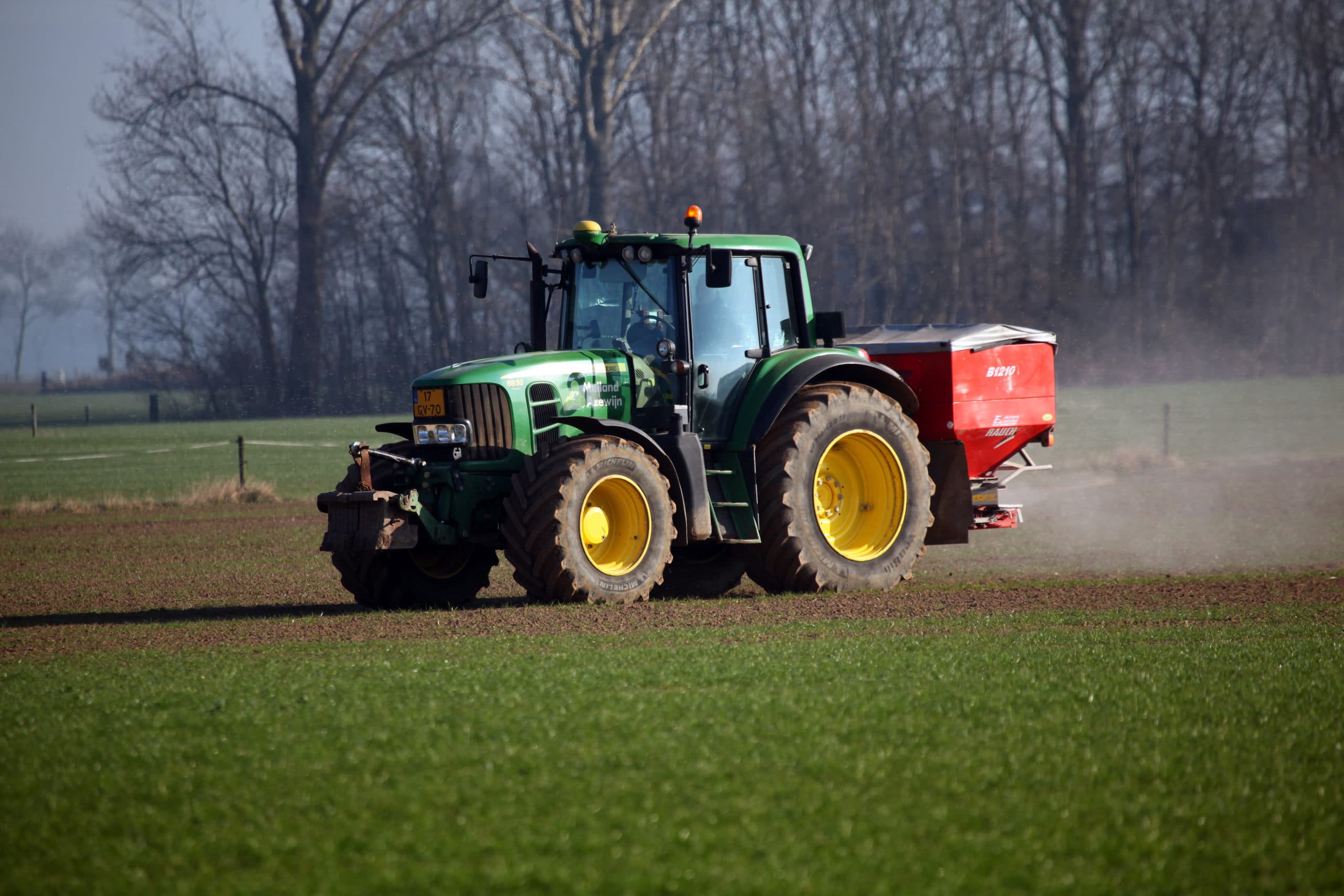 Stikstofgift voor perceel graszaad. - Foto: Henk Riswick