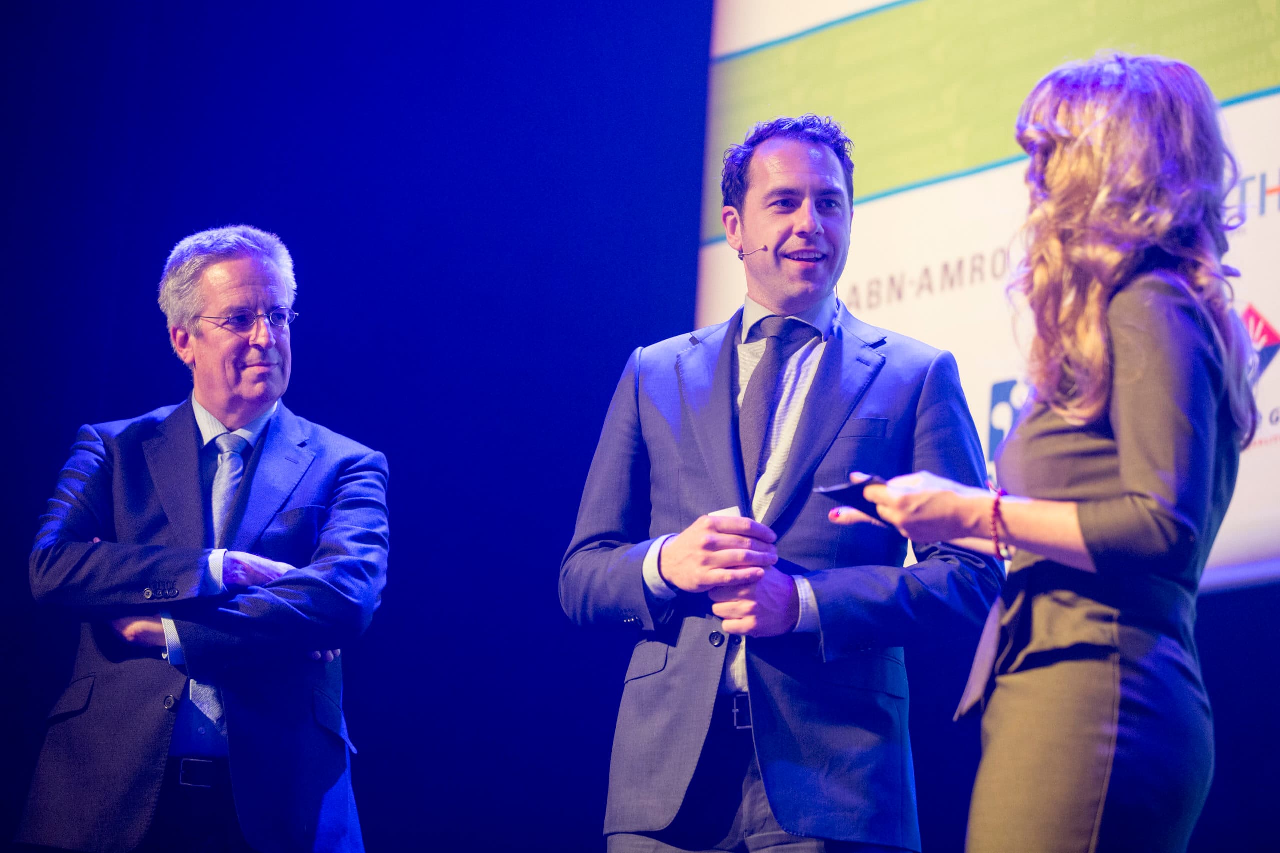 Martijn van Dam, op een congres geflankeerd door Marc Calon (l.) en gastvrouw Helga van Leur (r.).  - Foto: Koos Groenewold