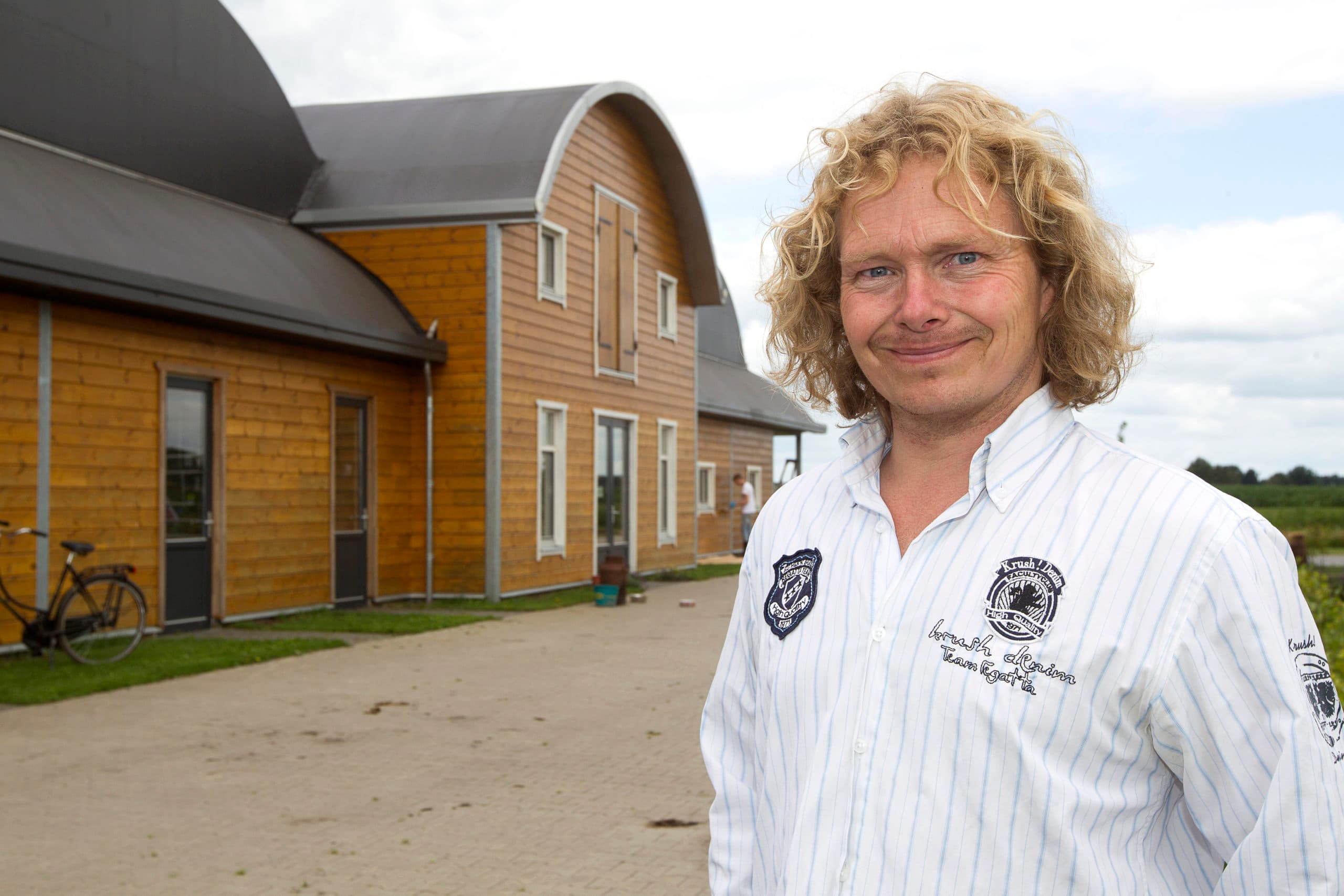 Pieter Koonstra bouwde een vrijloop-serrestal met beluchte houtsnipperbodem - Foto: Ronald Hissink