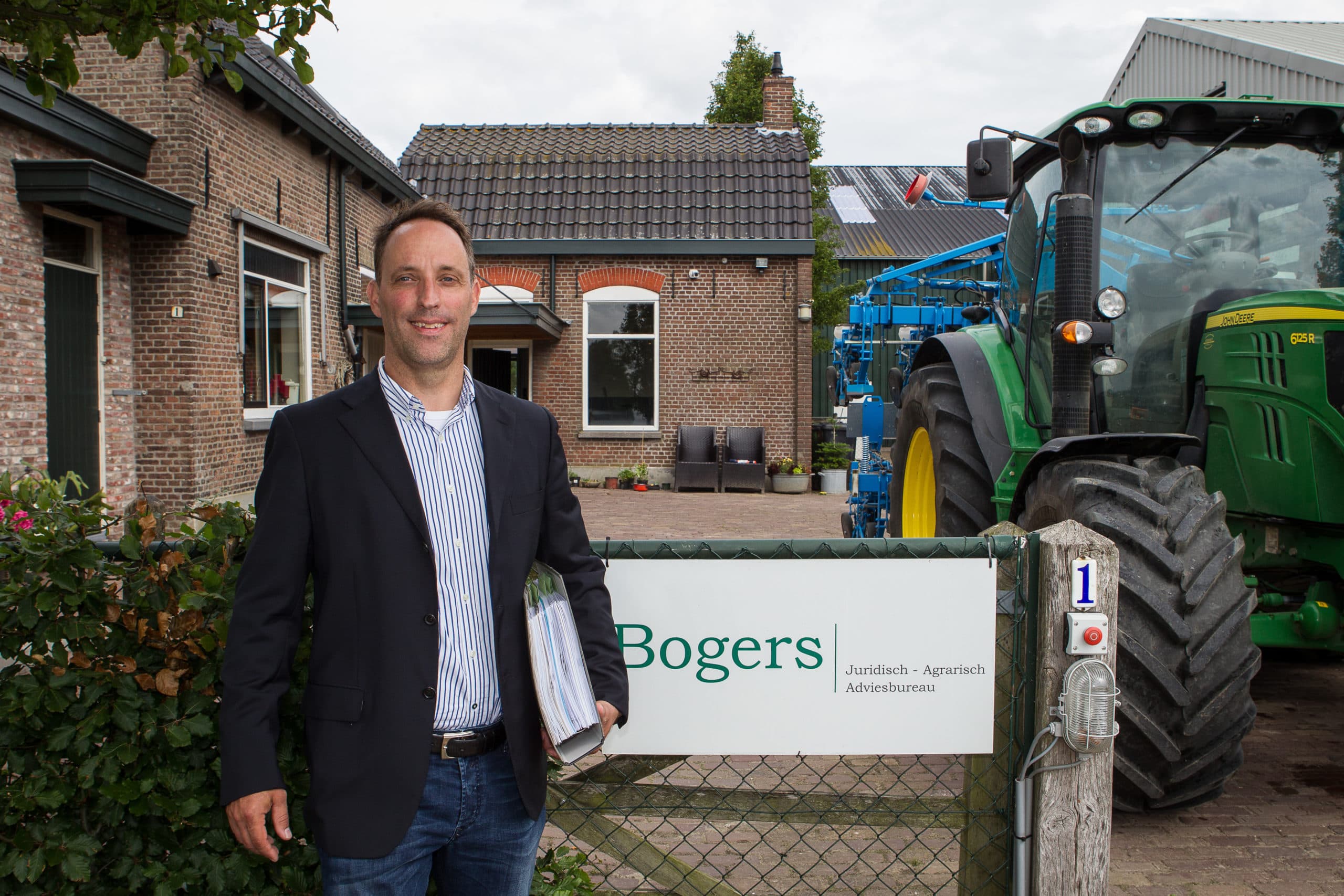 Robbert Bogers is akkerbouwer, loonwerker èn agrarisch-juridisch adviseur. - Foto: Peter Roek