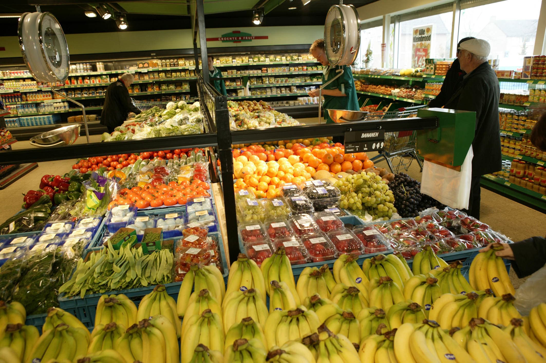 Ruim verseiland in regionale supermarkt. Columnist Arie Noordam pleit voor regionale handelscentra waar agrobedrijven die dat willen, hun verse waar rechtstreeks aan de consument kunnen verkopen. Dit vanwege de trend van regionaal én vers. - Foto: Jan Willem Schouten