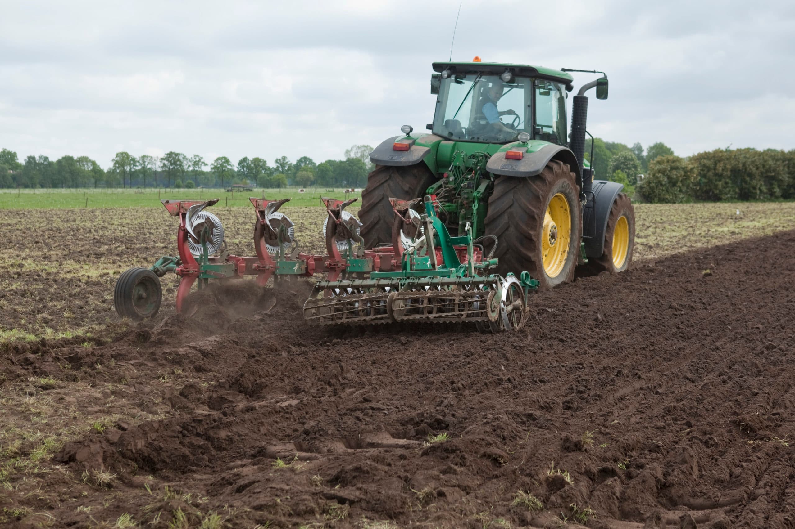 Het scheuren van grasland; dit is aan regels gebonden, maar vrijstellingen zijn mogelijk. Die moeten uiterlijk 31 augustus worden aangevraagd. - Foto: Jan Willem Schouten