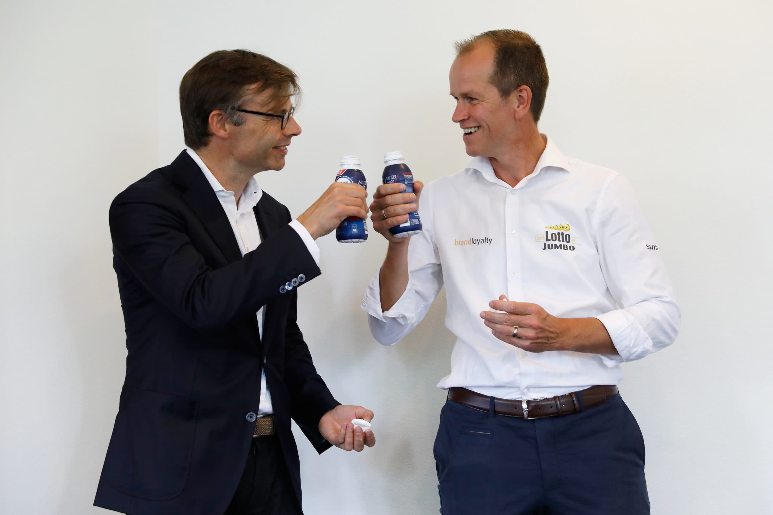 Aart-Jan van Triest van FrieslandCampina (links) en Richard Plugge van LottoNL-Jumbo - Foto: ANP