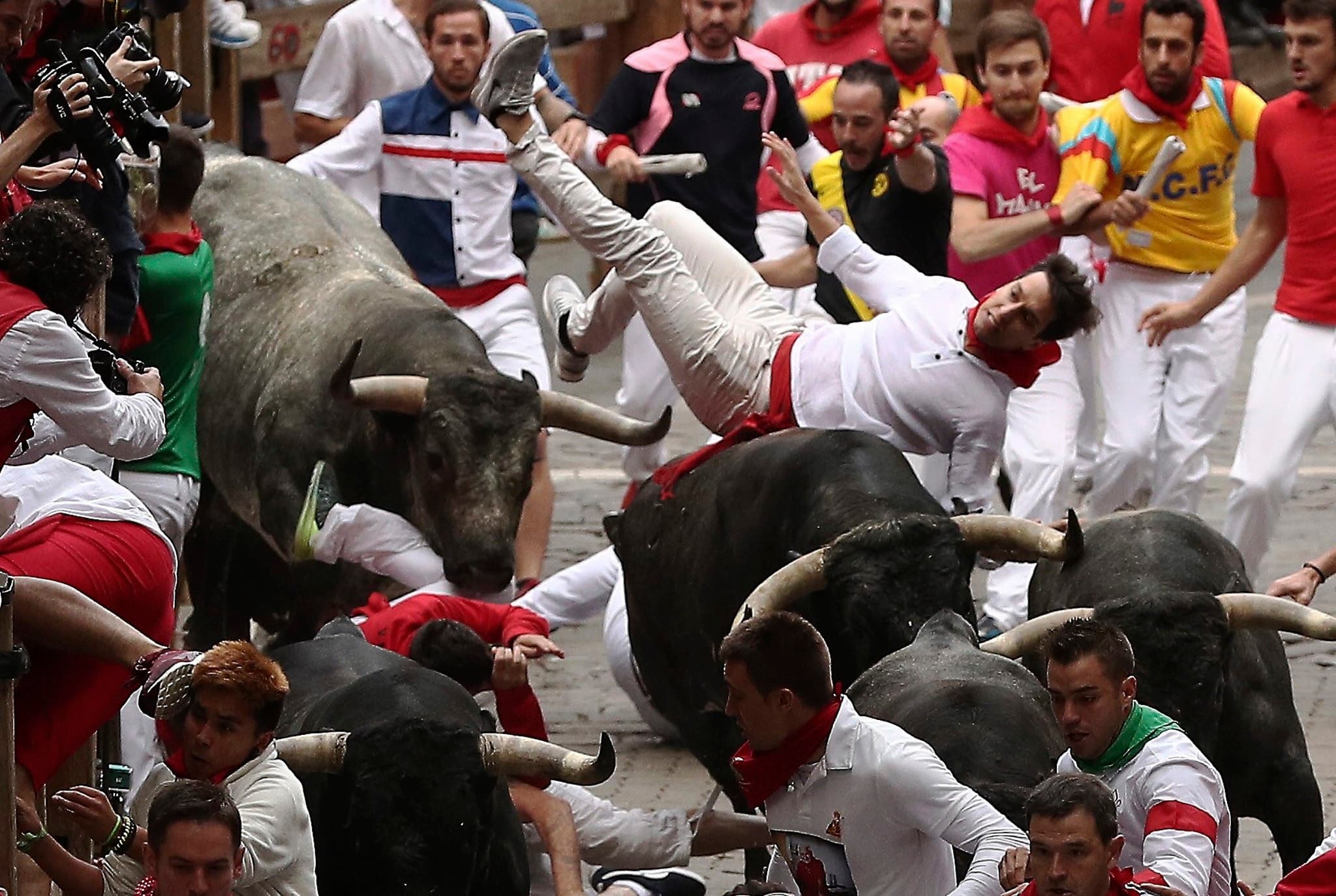 Pamplona (Sp.) - Het jaarlijkse gekkenhuis in de straten van Pamplona trok ook dit jaar internationale belangstelling. Jonge mannen rennen achter stieren aan door de straten van de stad op weg naar de arena. Dierenbeschermers vinden het verschrikkelijk, maar de traditie houdt wonderbaarlijk stevig stand. Foto: ANP