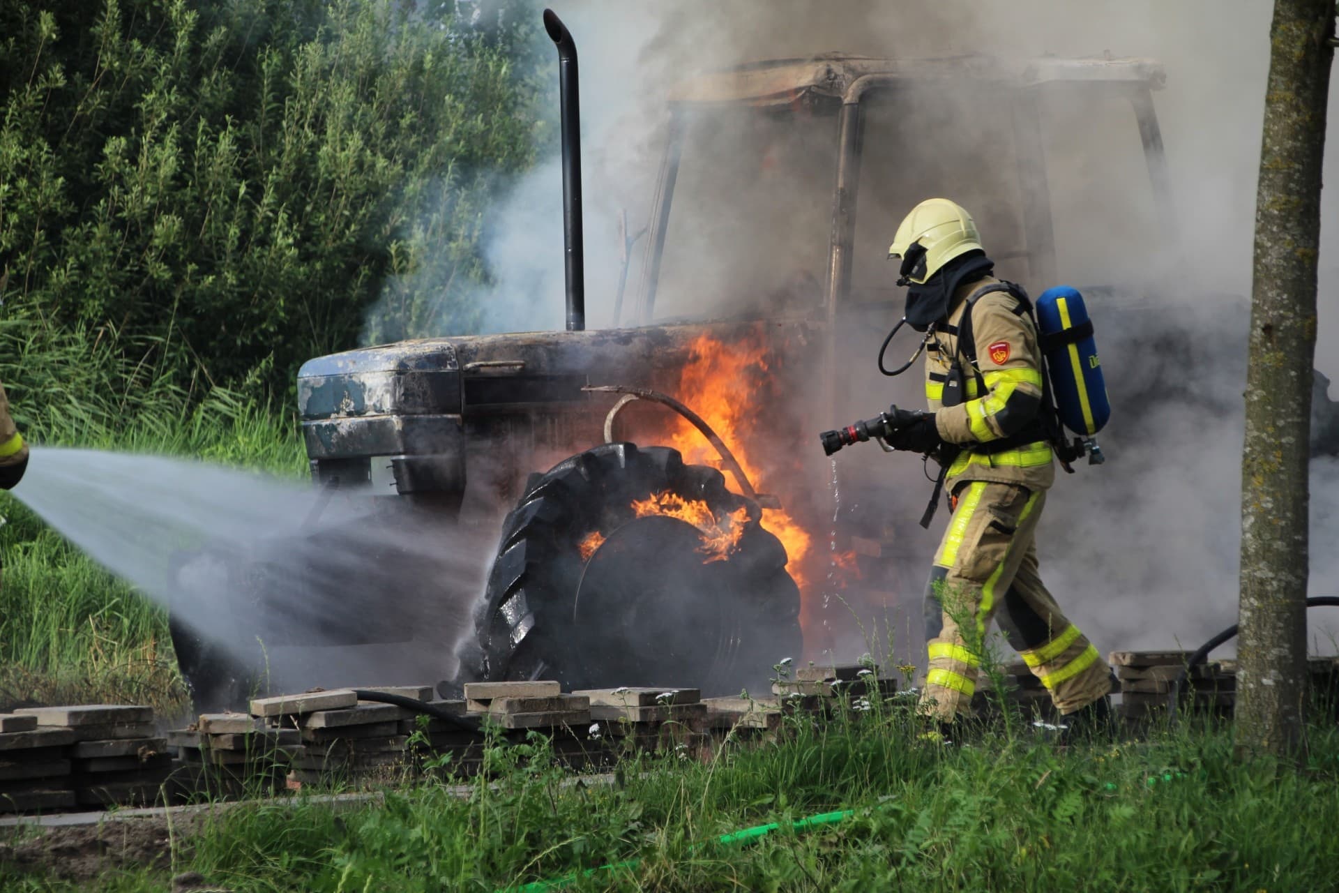 Met de hand worden op een akker in d'Odars in het zuidwesten van Frankrijk de hooibalen opgeladen op een wagen. Foto: AFP
