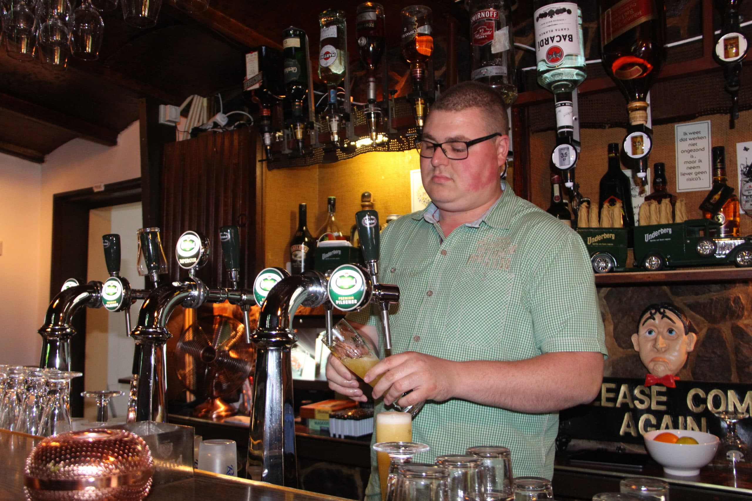 Mike Paulissen in het café dat araalverlies moet gaan compenseren
