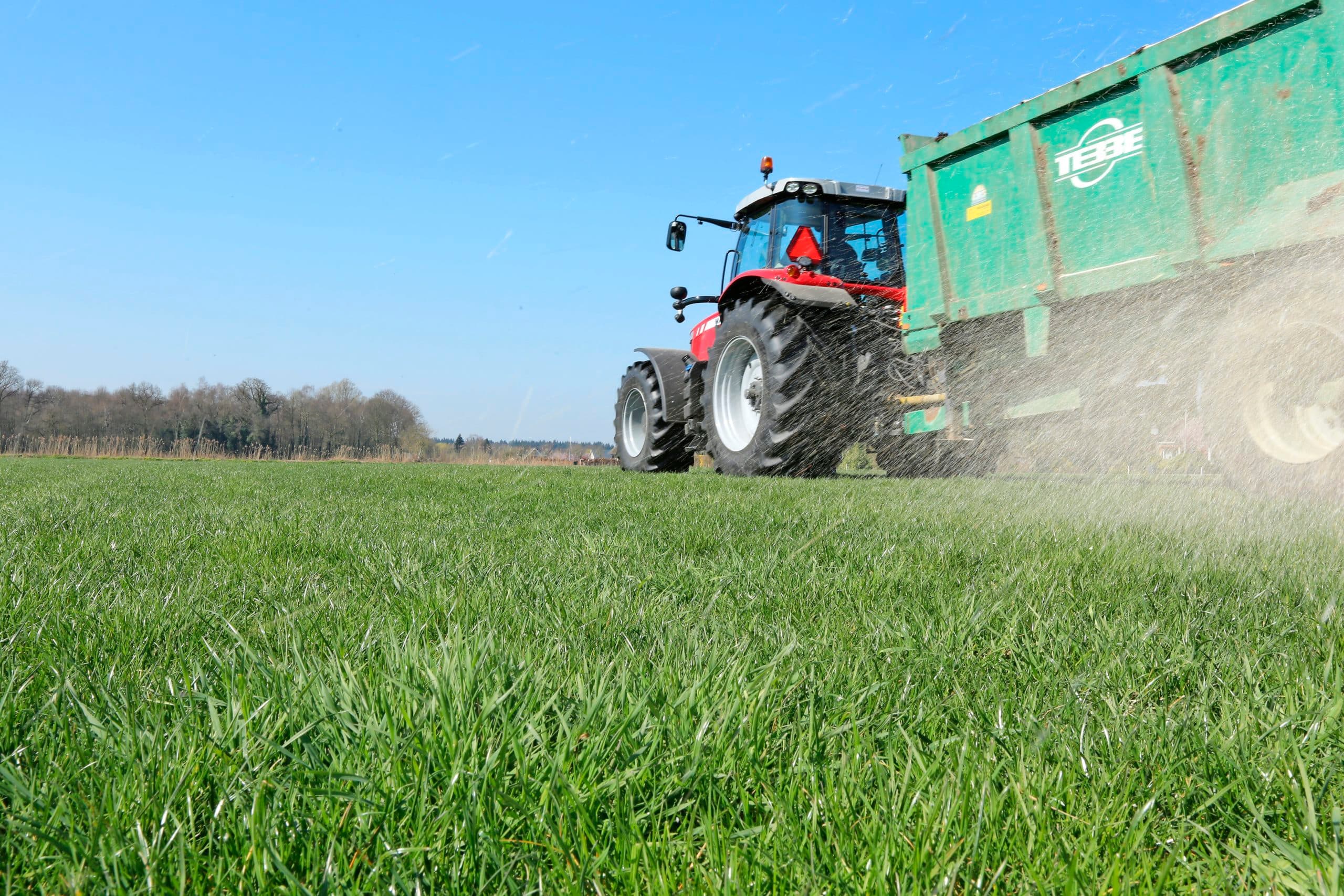 Investeerders zijn vaak bereid hun geld in grond te stoppen. Dat biedt kansen voor de melkveehouderij bij het vinden van nieuwe financieringsbronnen. - Foto: Henk Riswick